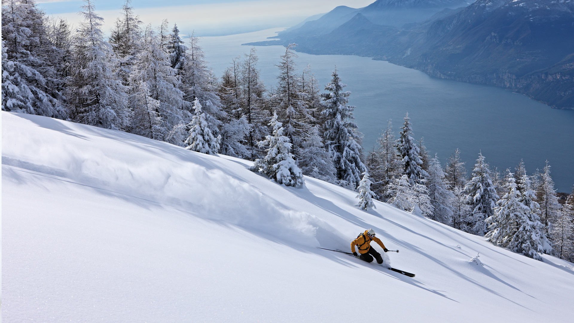 narciarz narty ekstremalne zjazd śnieg zima choinki drzewa rzeka natura krajobraz adrenalina sport człowiek wir pokrywy śnieżne zasłona drzewa pokryte śniegiem góry zaspy mróz