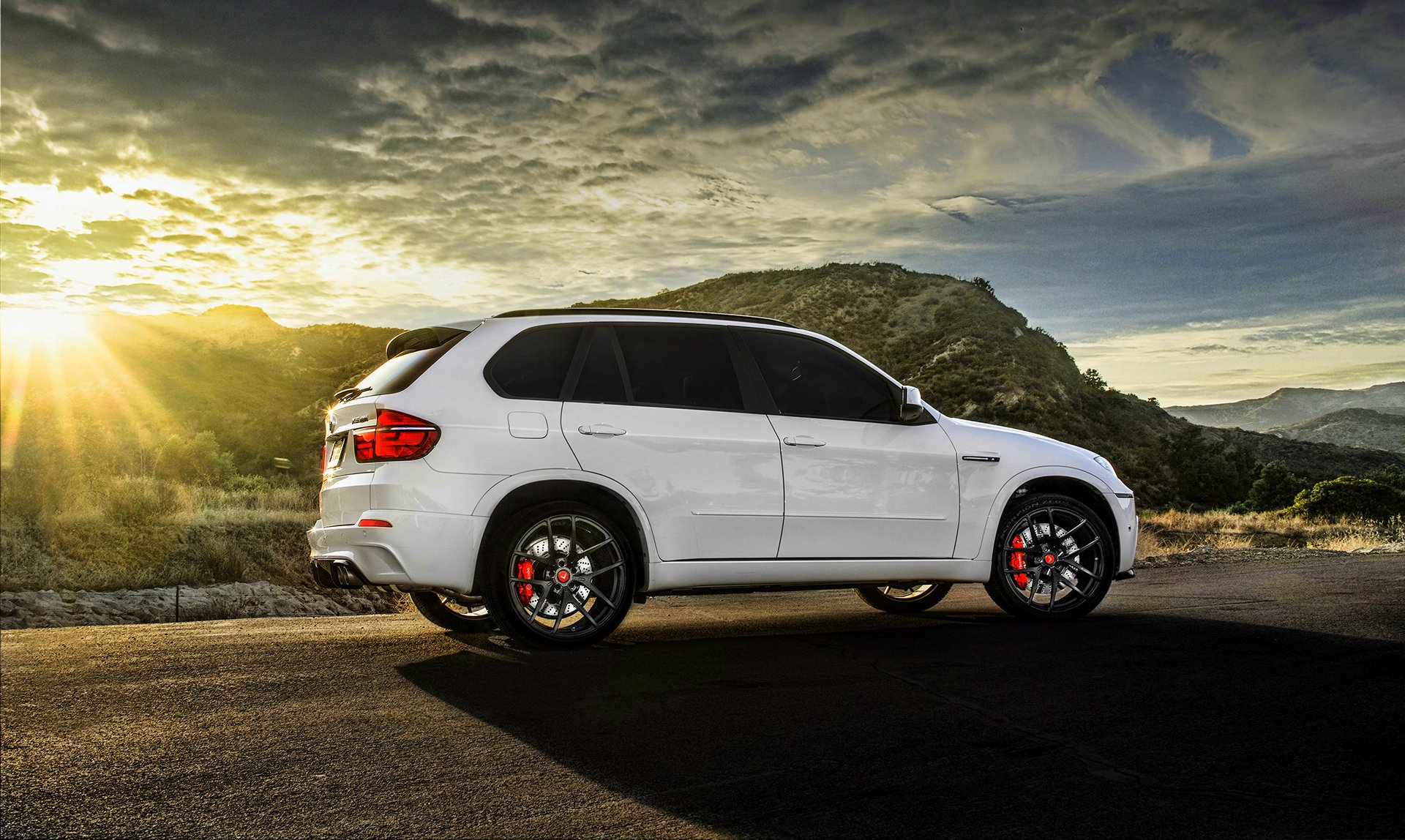 bmw x5m biały tuning koła