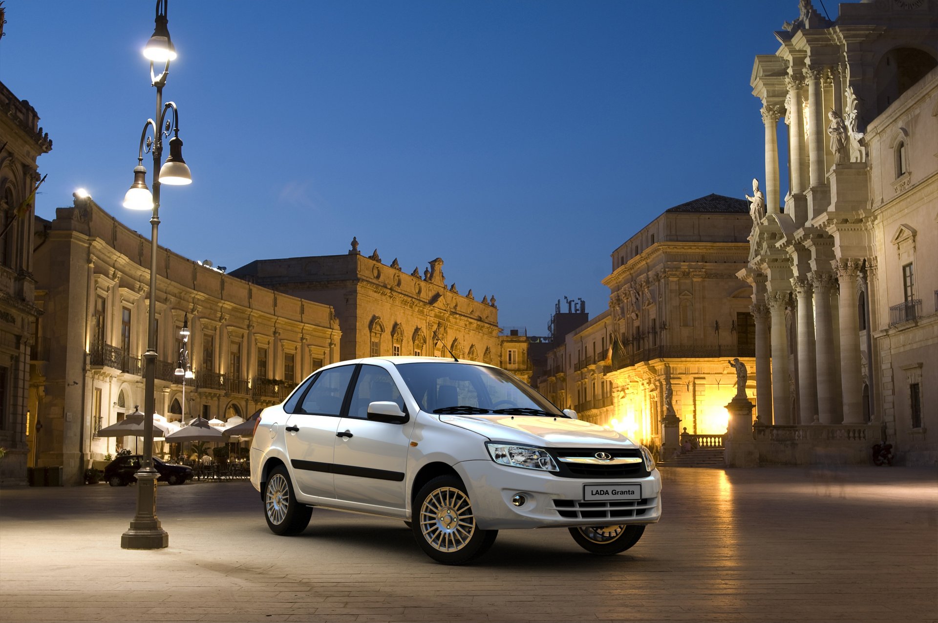 lada granta granta berlina città sera sfondo