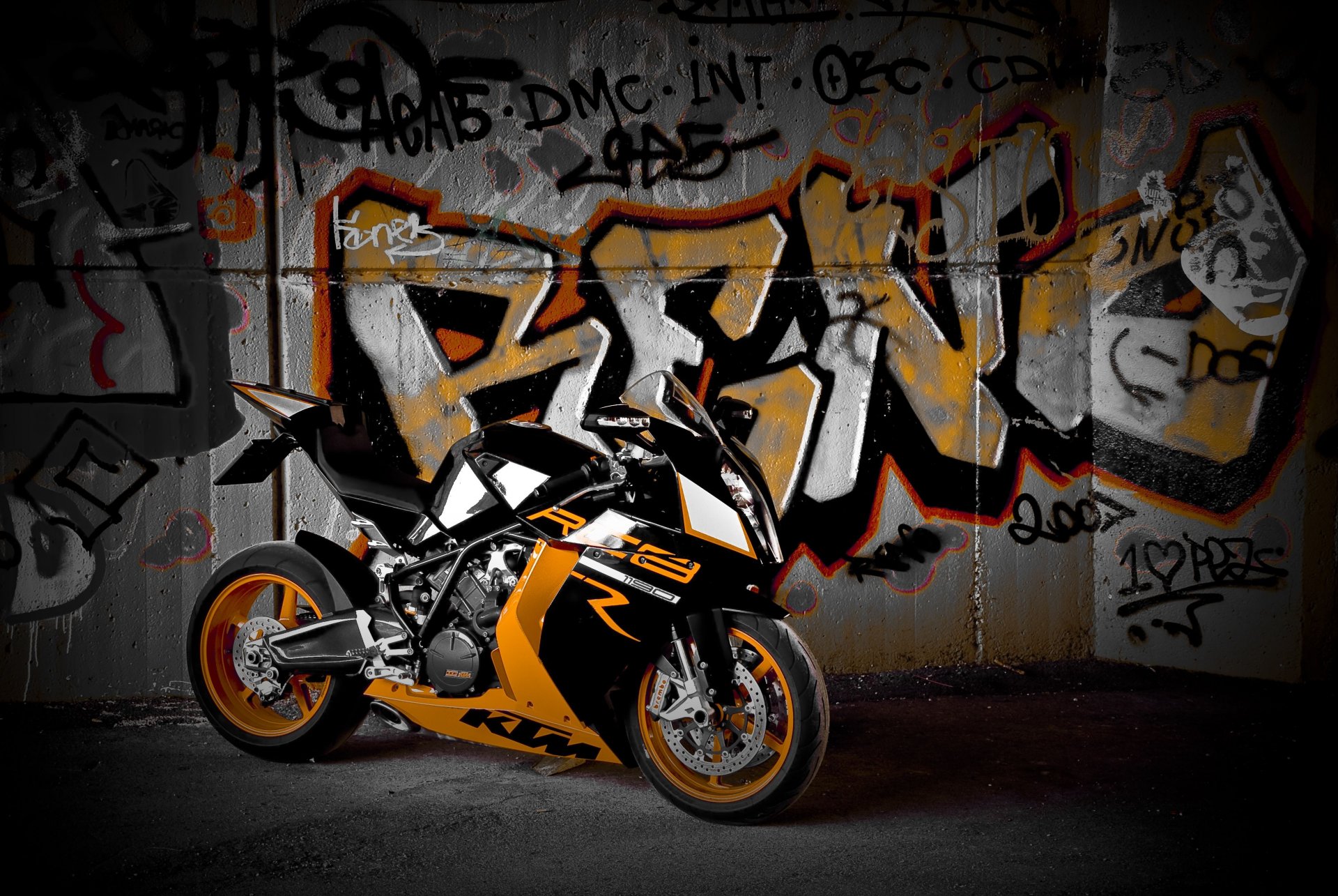 ktm rc8 r czarny rower supersport motocykl supersport ściana grafitti