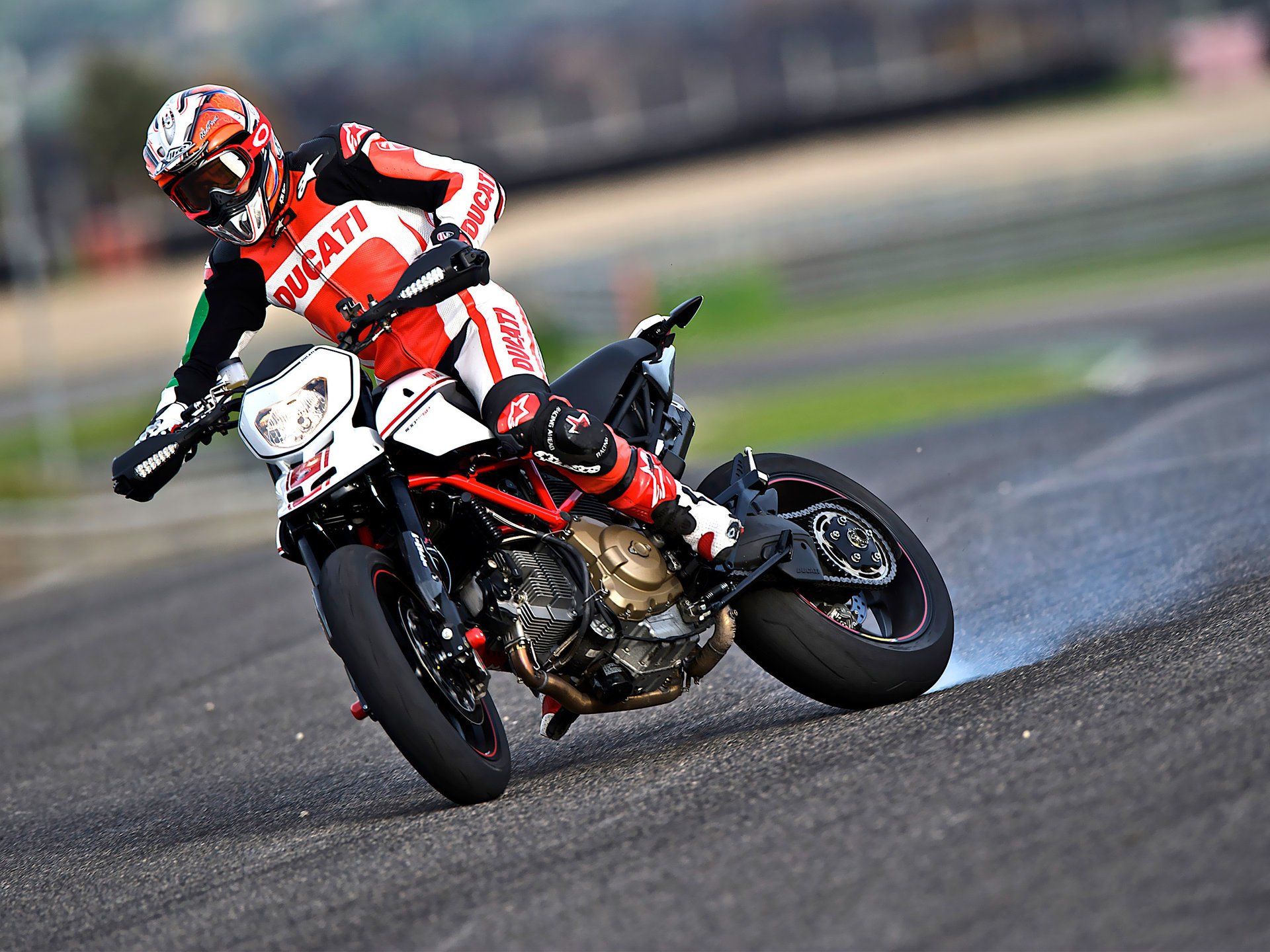 ducati hypermotard 1000 sp ducati ducati italia diseño techno motocicleta moto motobike deportes carreras deportes de motor hombres evo bicicleta supermoto supermoto mototransporte