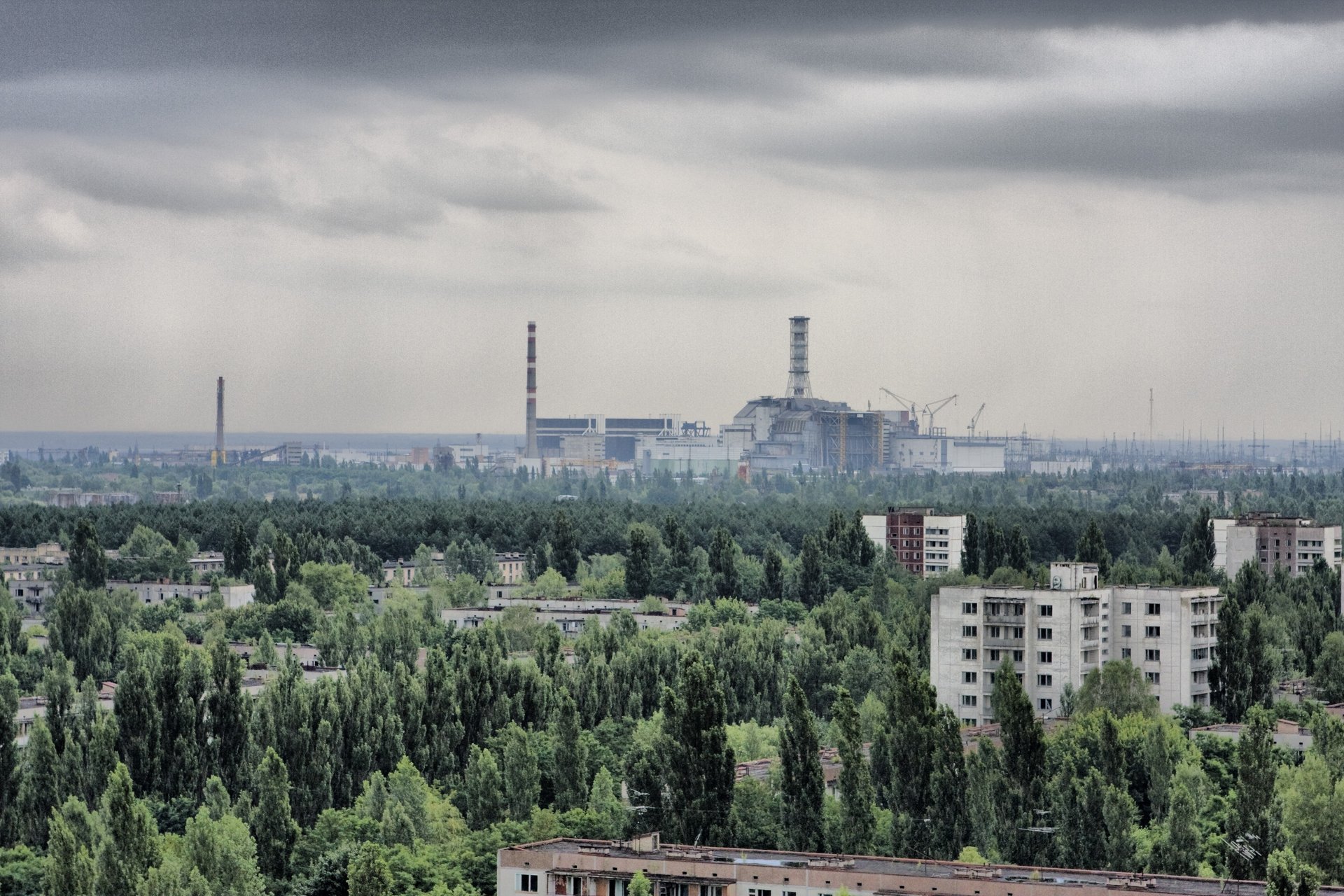 panorama tchernobyl pripyat unité de puissance centrale nucléaire zone vue rayonnement arbres couronnes ville bâtiments ciel gris nuages villes énergie