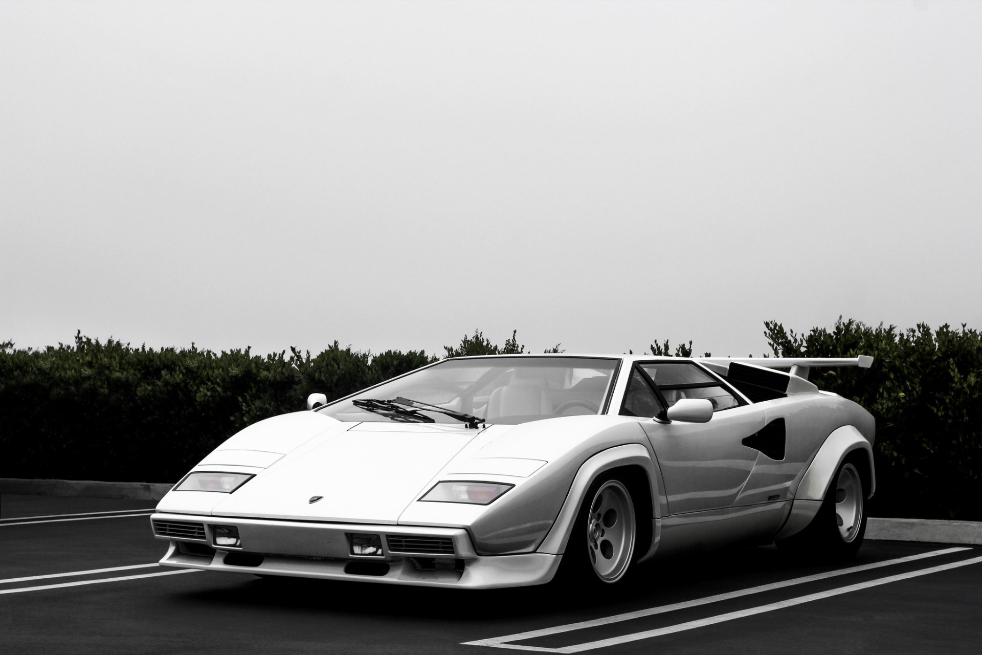 lamborghini countach supercar blanc parking nuages