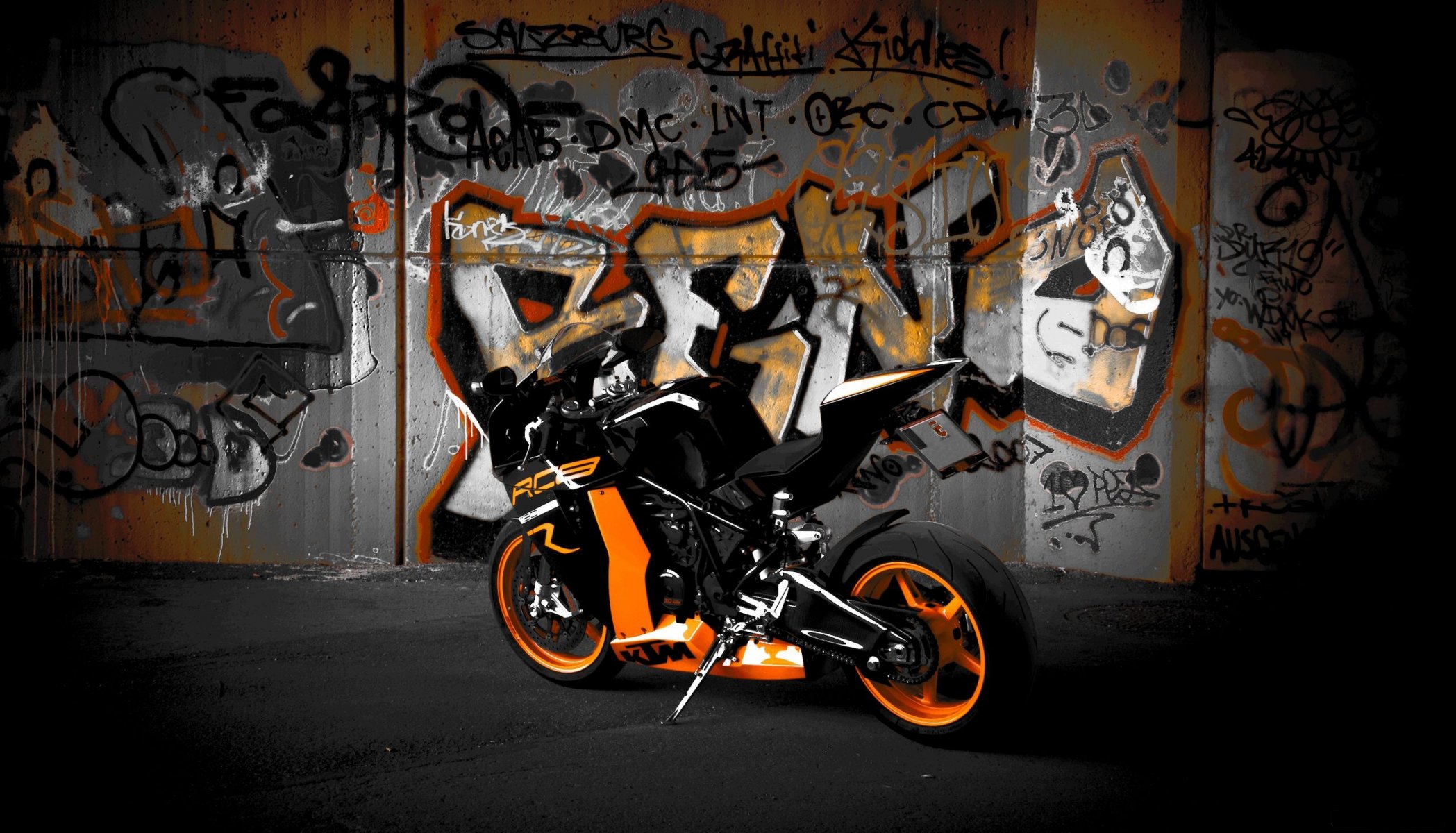 ktm rc8 r czarny rower motocykl widok z tyłu