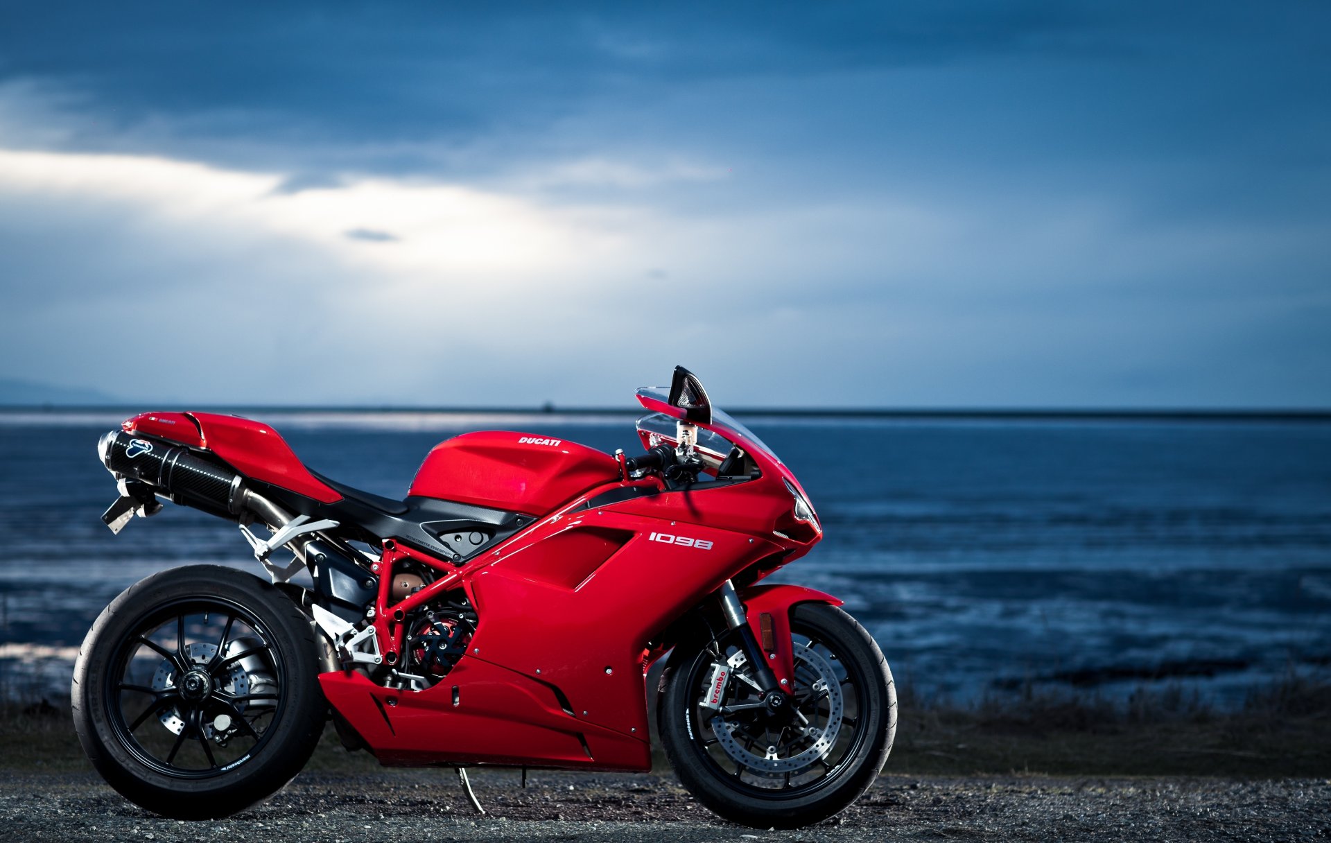 ducati mille quatre-vingt-dix-huit rouge ducati rouge profil ciel nuages océan