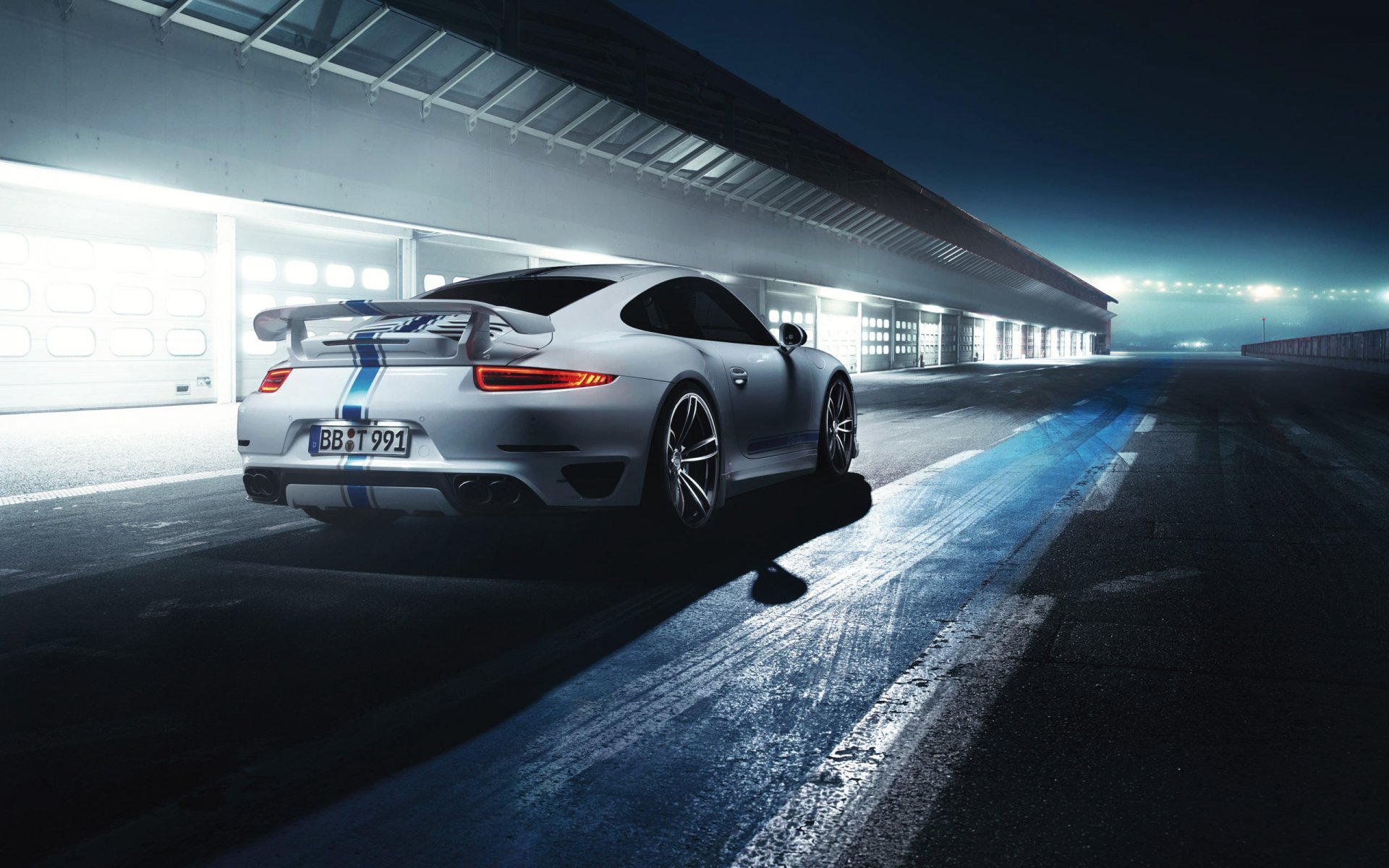 porsche 911 turbo von techart sportwagen auto auto track nacht rückansicht weiß licht supercar