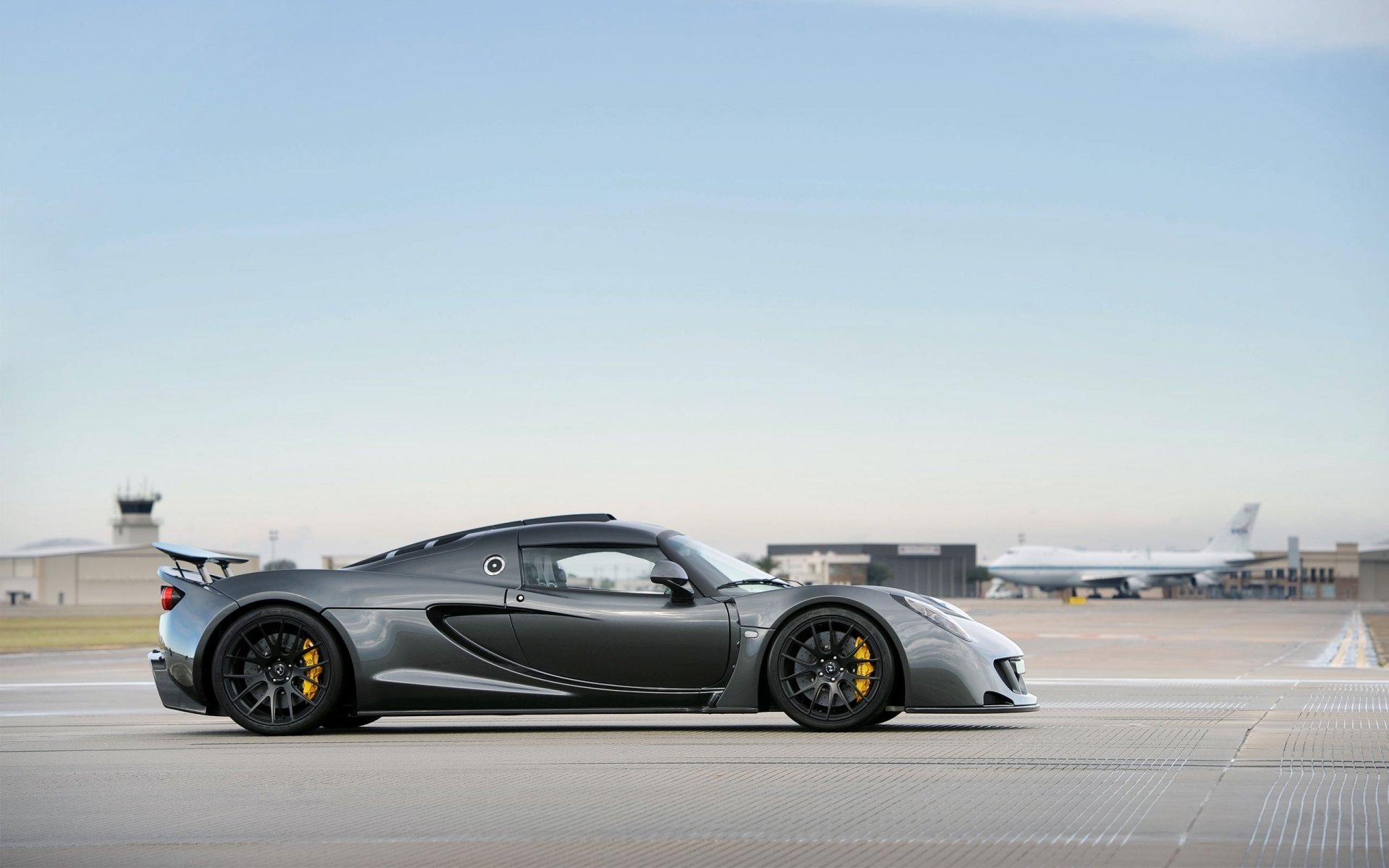 hennessey gt airplane car side view coupe