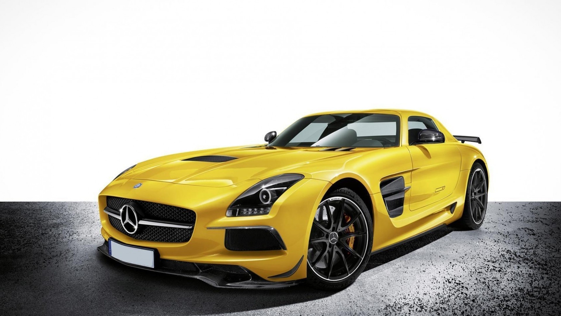 voiture jaune sport fond blanc