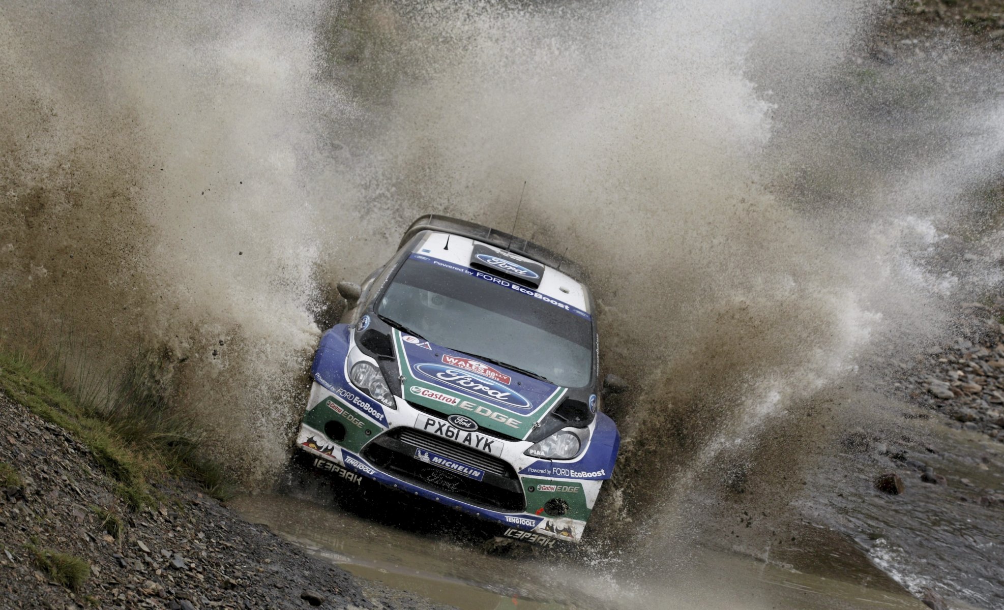 ford fiesta rallye wrc jari-matti latvala miikka anttila éclaboussures flaque d eau boue avant