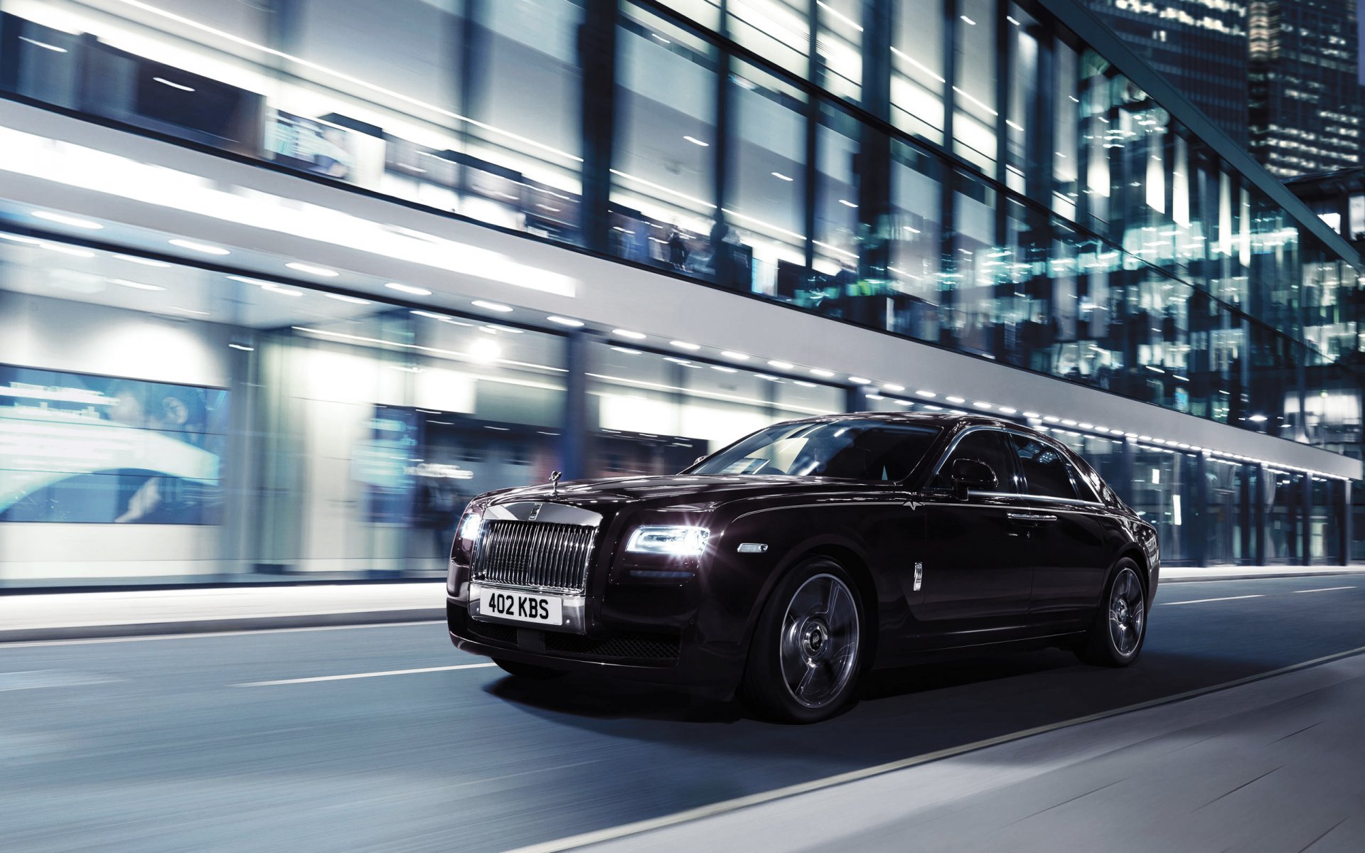 rolls royce ghost v-характеристики авто машина город передок ночь в движении фары