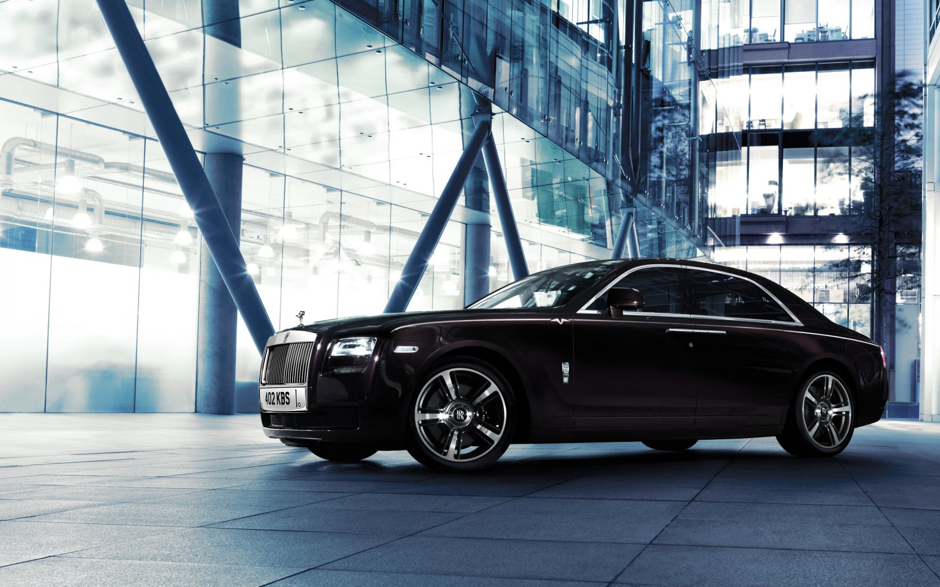 rolls royce ghost v-характеристики авто машина вид сбоку ночь город