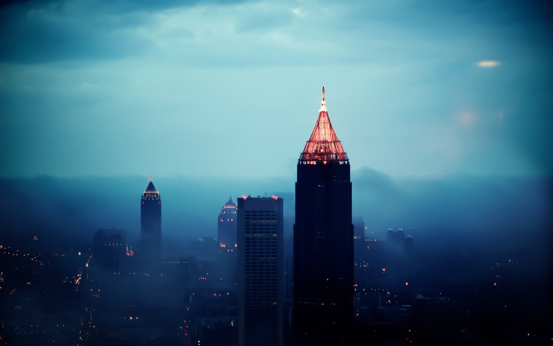 stadt panorama wolkenkratzer abend licht lichter höhe nebel ansicht metropole häuser gebäude wolken türme lichter der städte rauch