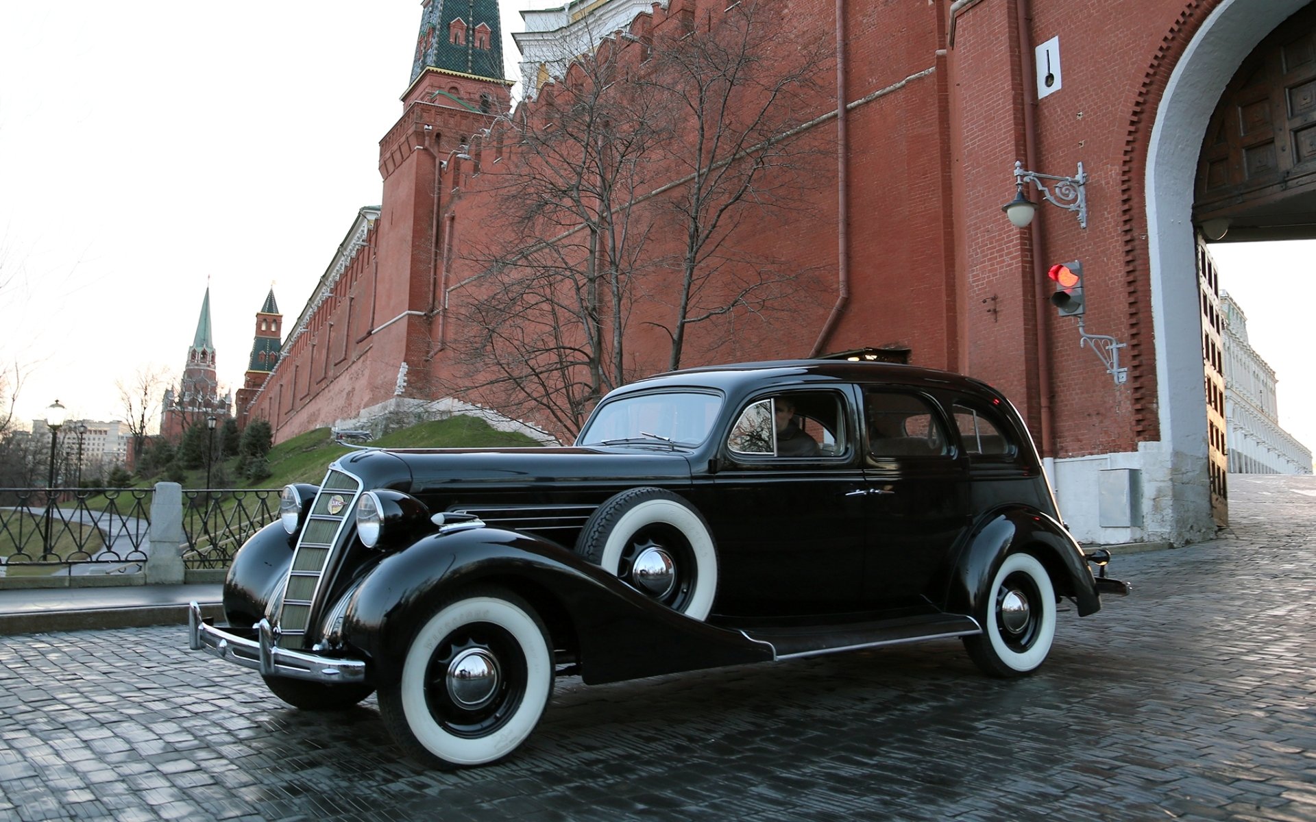 zis 1936 front the kremlin background