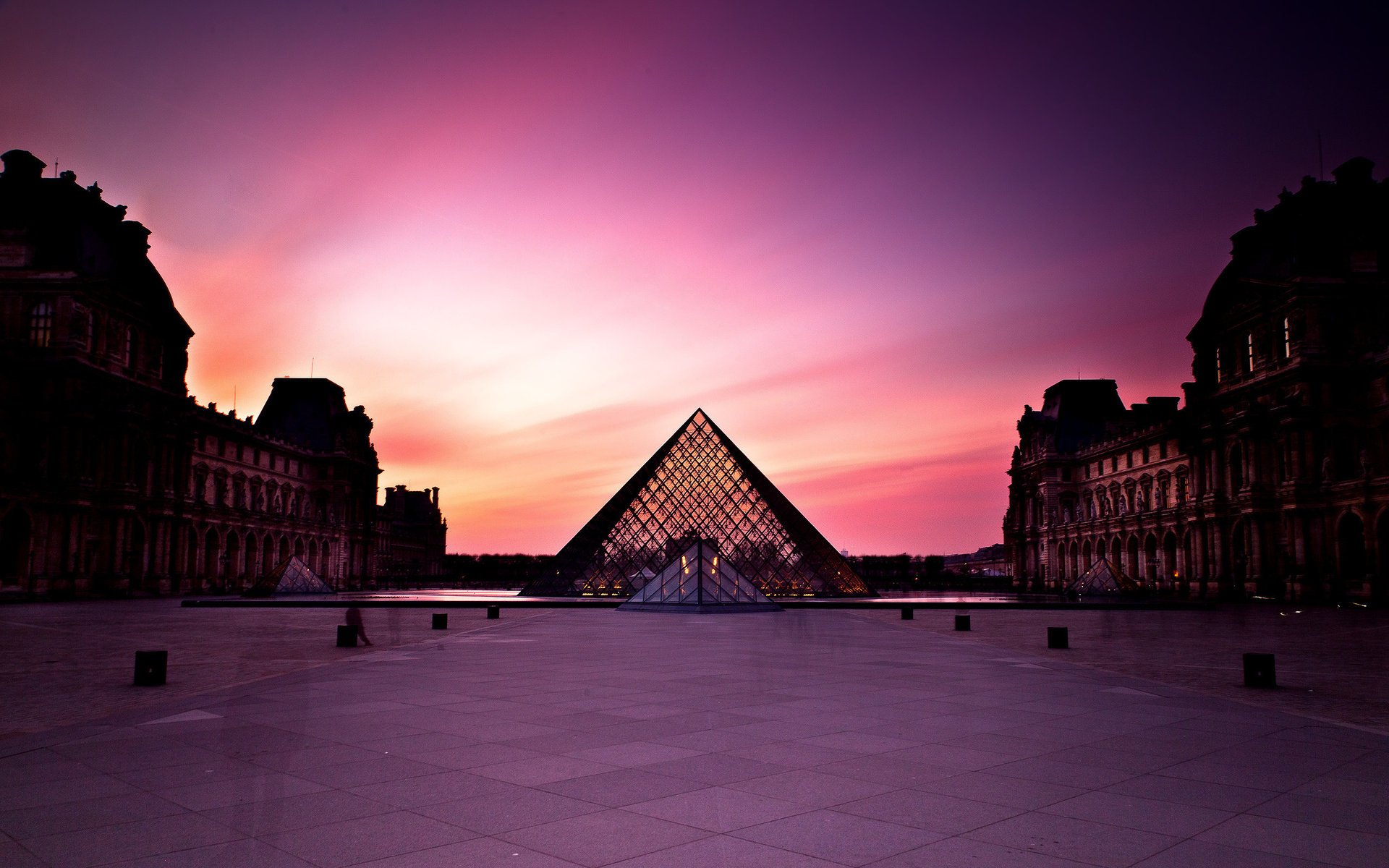 francia parís puesta de sol gente día louvre pirámides ciudad noche cielo lila plaza punto de referencia edificios casas pirámide