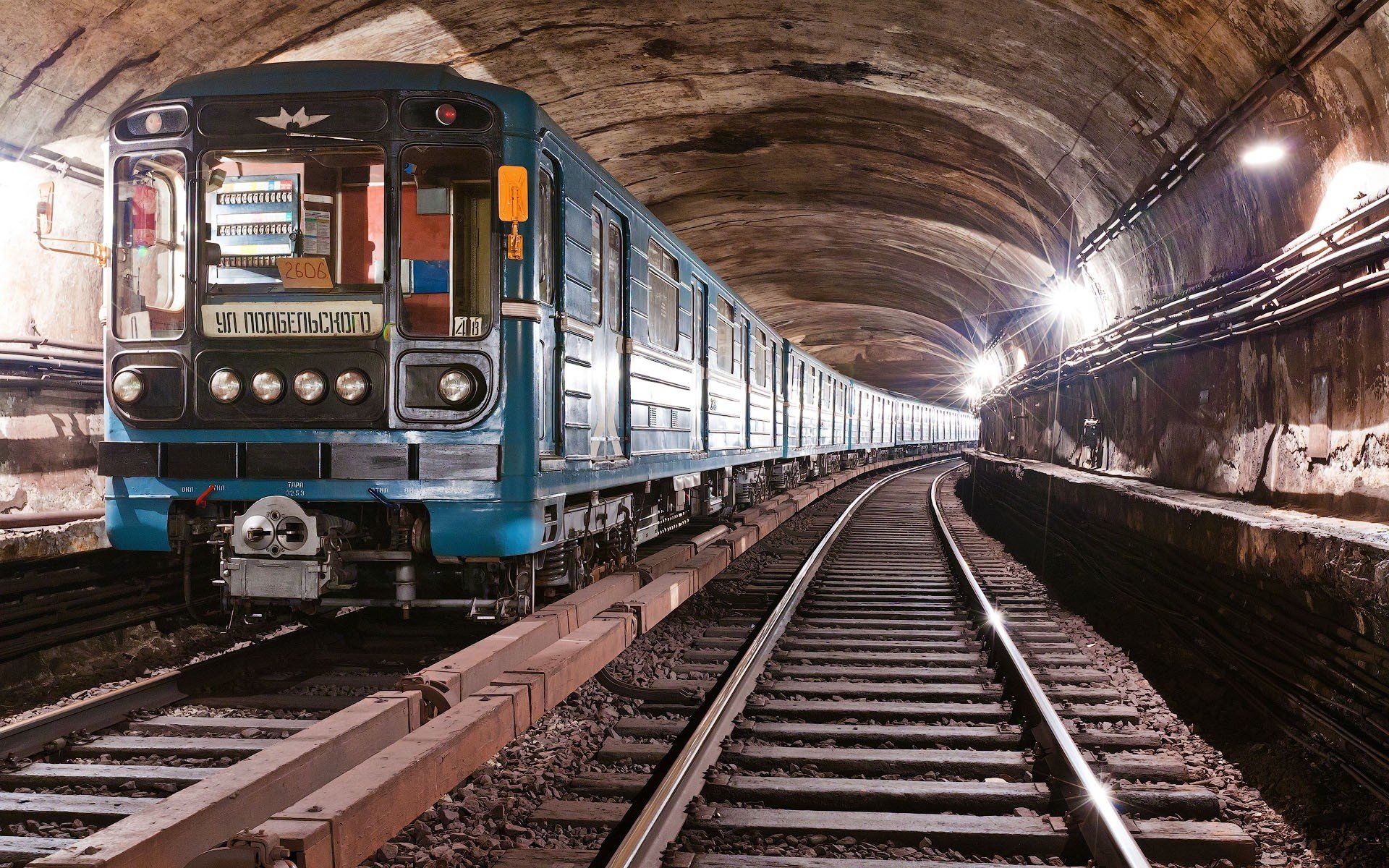 u-bahn wagen schienen schwellen tunnel zug