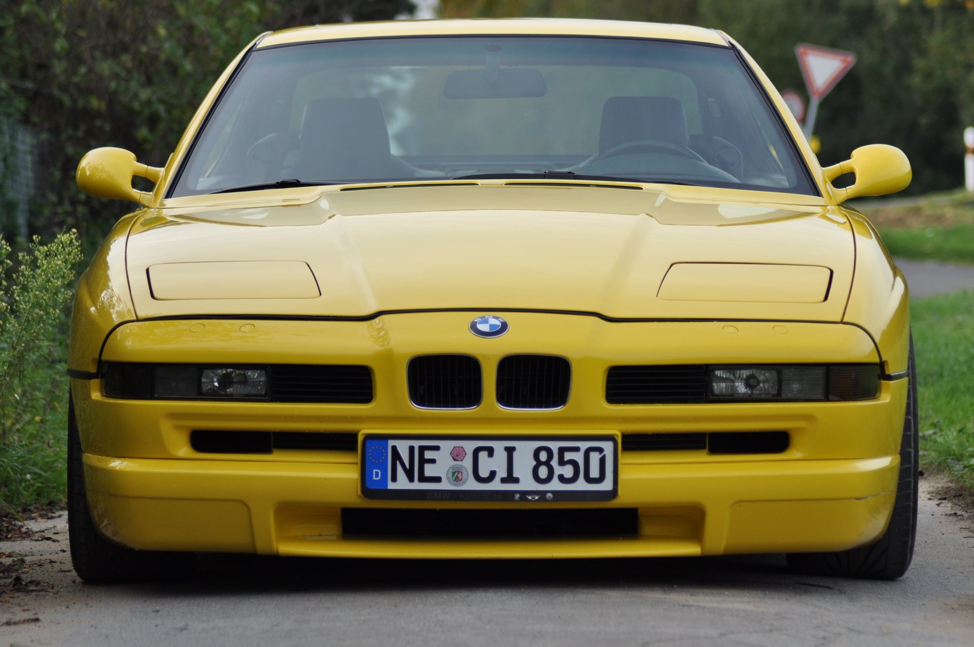 bmw 850 e31 bmw bmw coupé coche deportivo amarillo estilo diseño alta tecnología techno alemania baviera auto auto amarillo coche coche transporte hierba faros seto vista frontal vegetación follaje automóviles vehículos