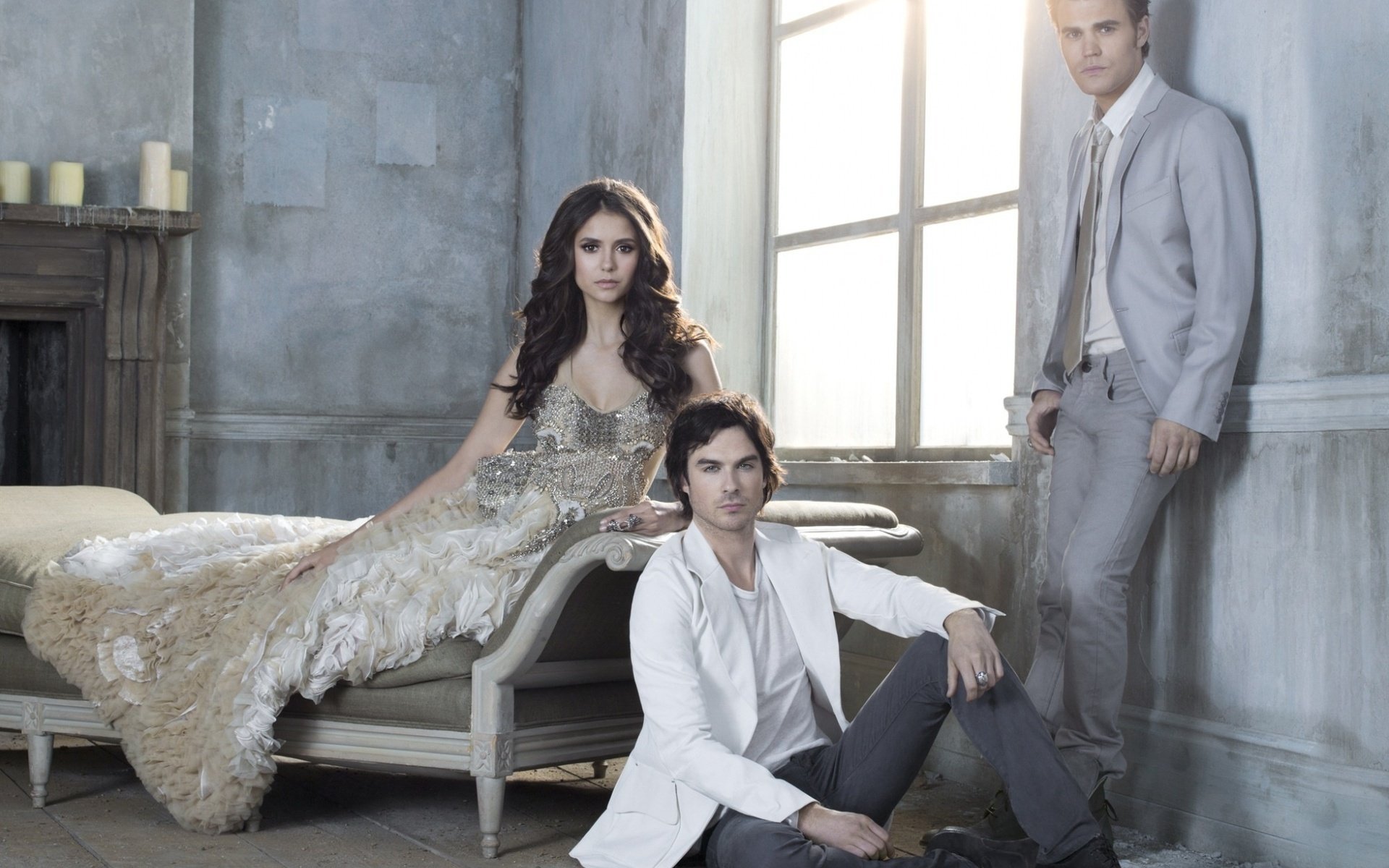 película ian somerhalder the vampire diaries stefan damon elena nina dobrev cama vestido traje actores serie de televisión paul wesley héroes películas películas actores de cine