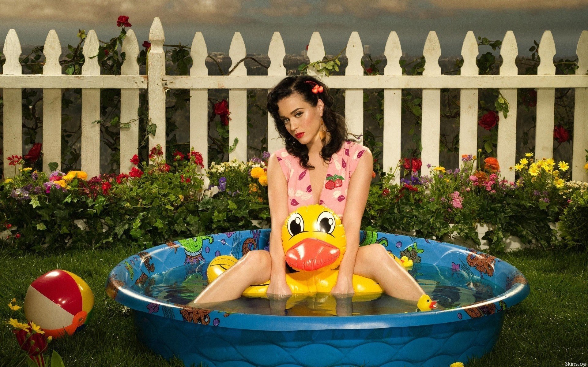 katie perry pelvis flores cantante estrella celebridad piscina baño agua valla valla hierba vegetación pelota pato morena belleza labios escarlata mirada verano naturaleza arco vestido de verano tratamientos de agua césped modelos mujeres