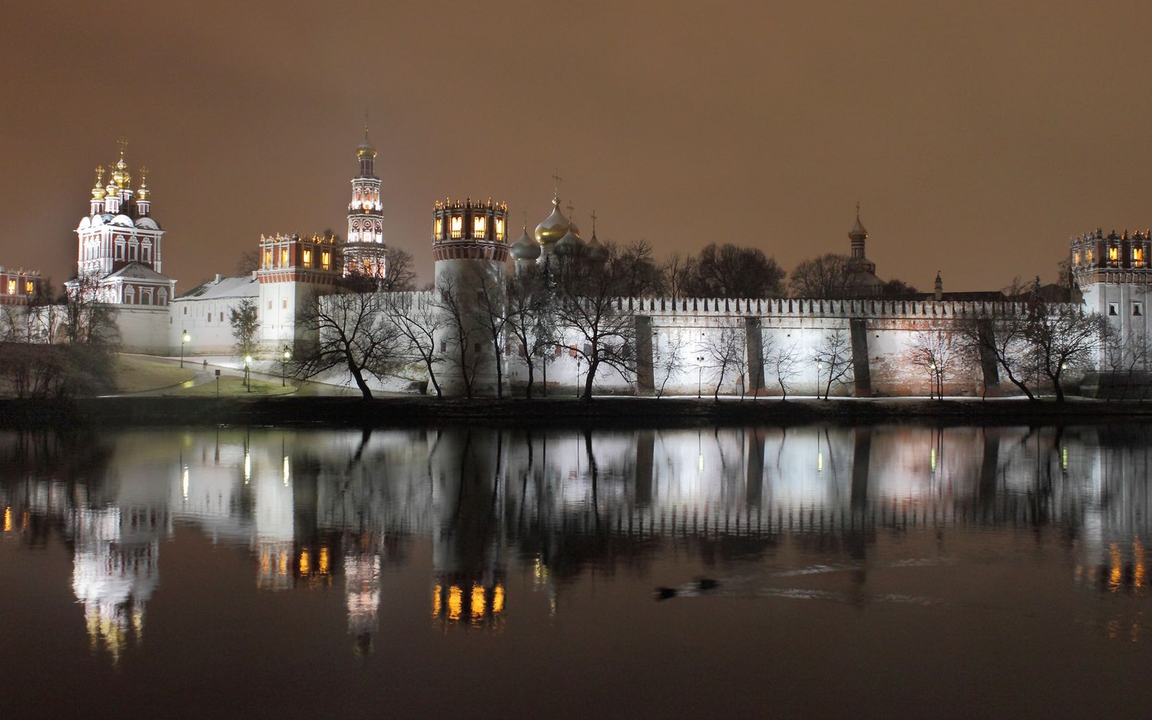 novodevichy monastery night