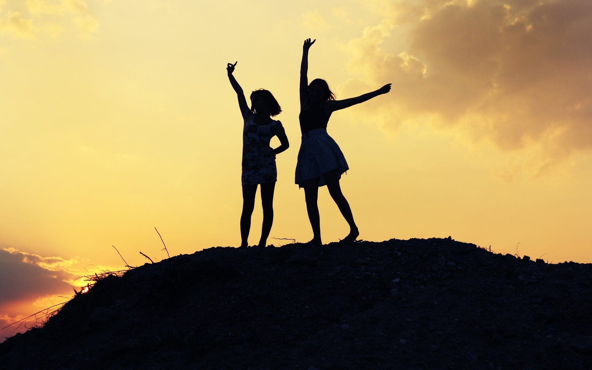 der ter bambini tramonto ragazze collina gioia sagome due ragazze sera cielo mani