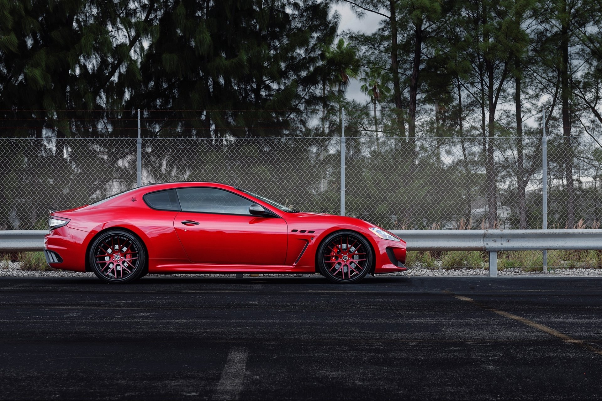 maserati granturismo mc stradale красные колеса деревья мазерати грантуризмо красный профиль диски ограждение