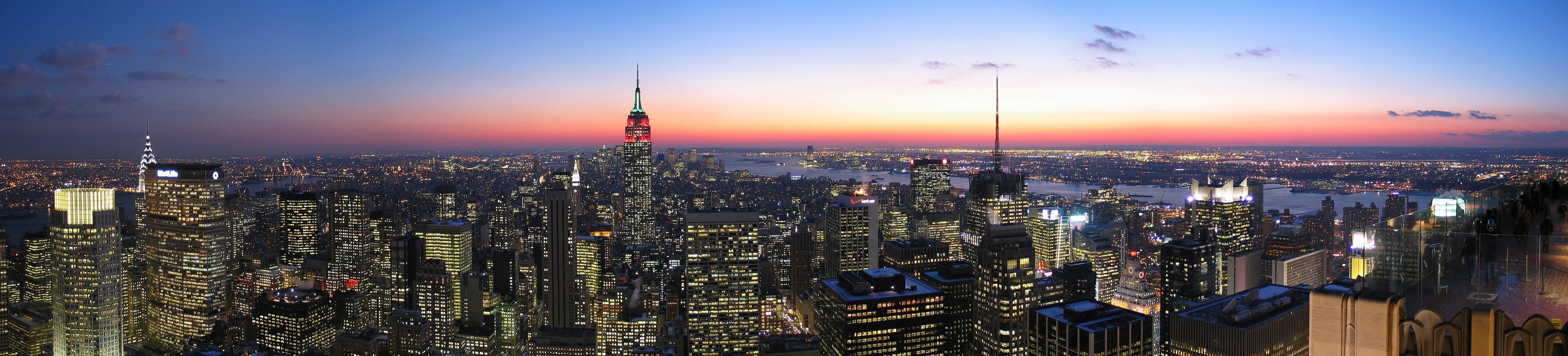 ny multi monitors panorama new york new york city fonds d écran métropole états-unis ville états-unis amérique vue bâtiments maisons gratte-ciel soirée lumières horizon ciel lumière dans les fenêtres néon rivière