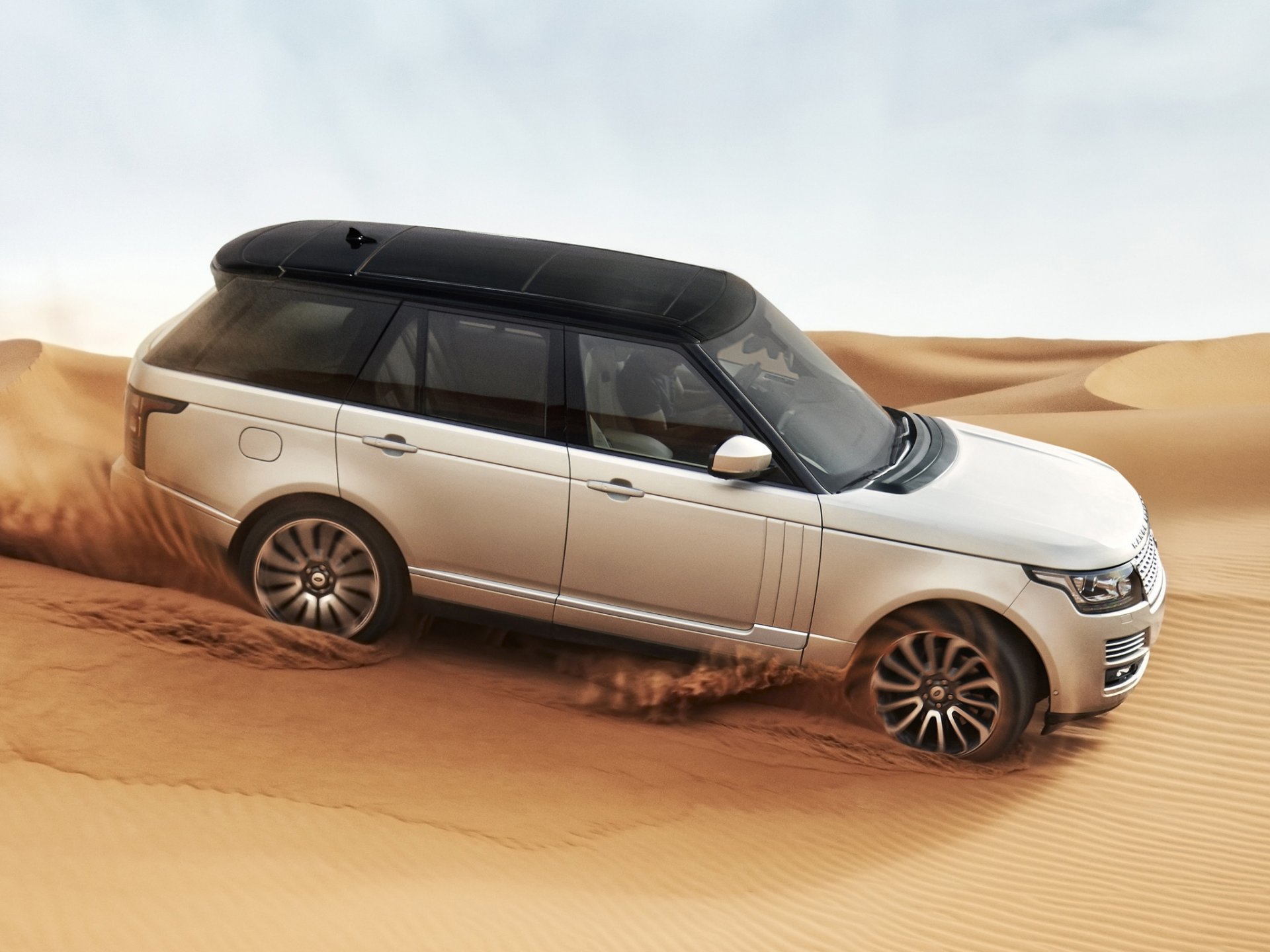 range rover sabbia deserto