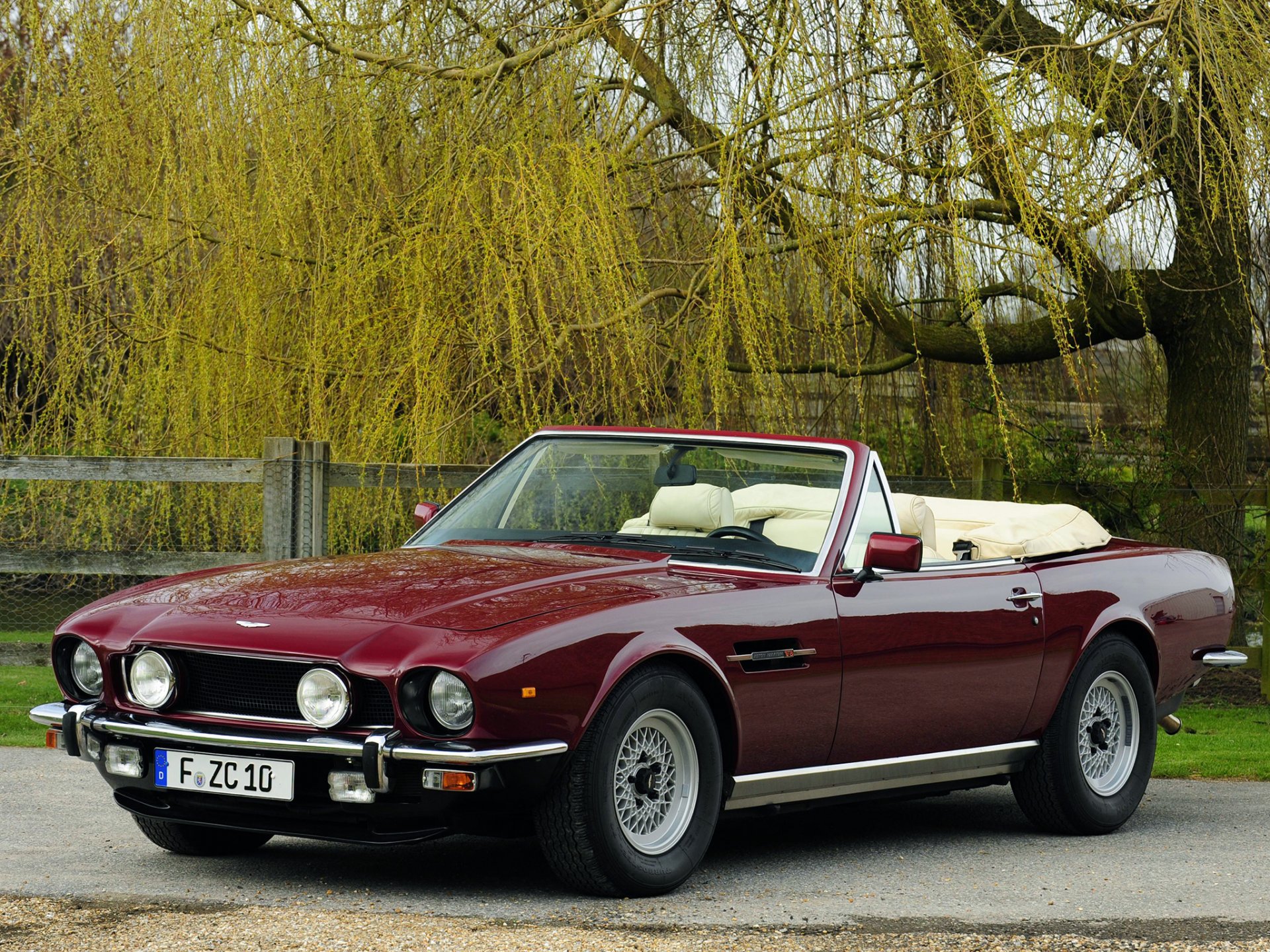 aston martin v8 volante convertibile aston martin bello