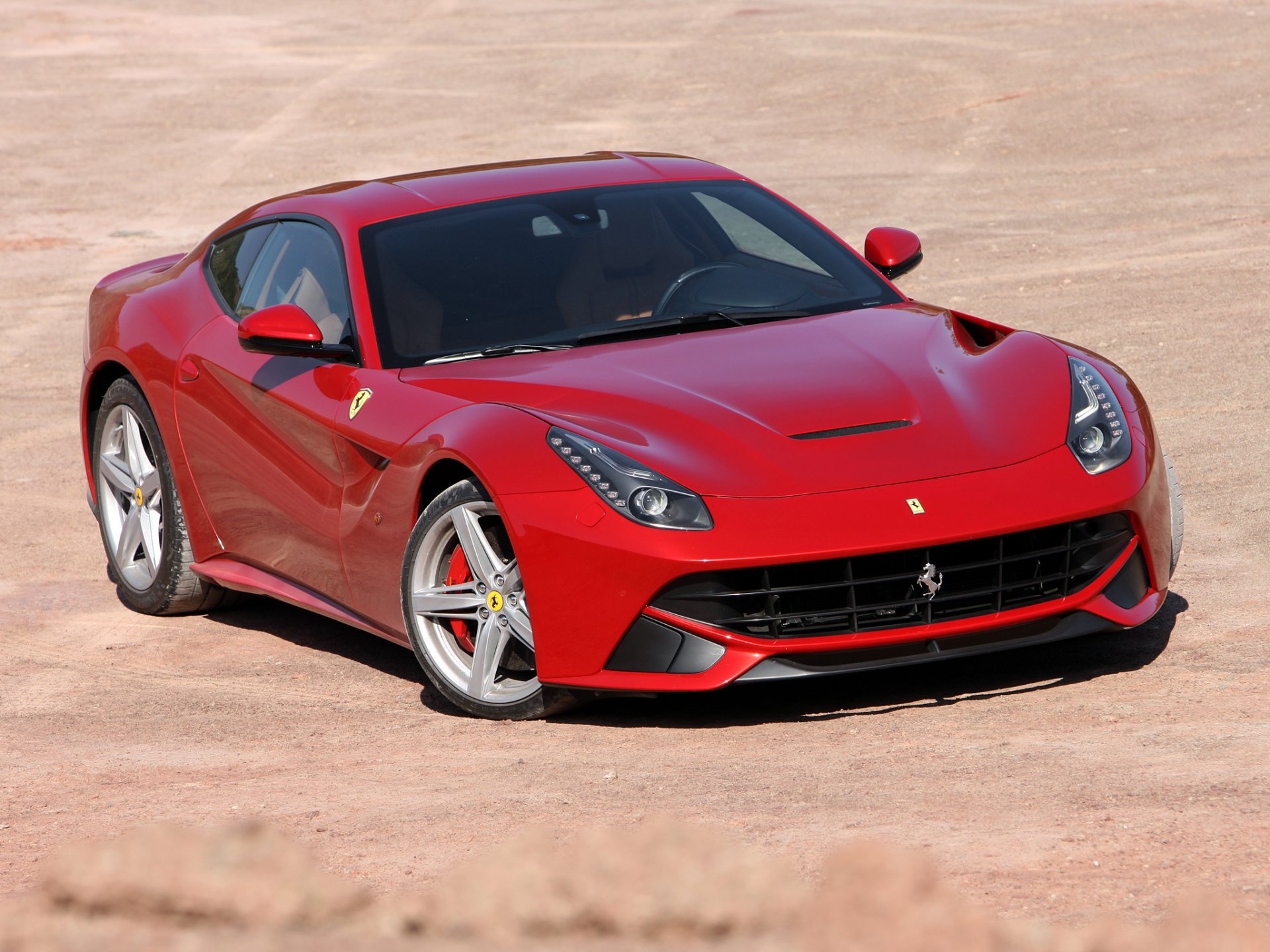 ferrari f12 berlinetta widok z przodu piaski