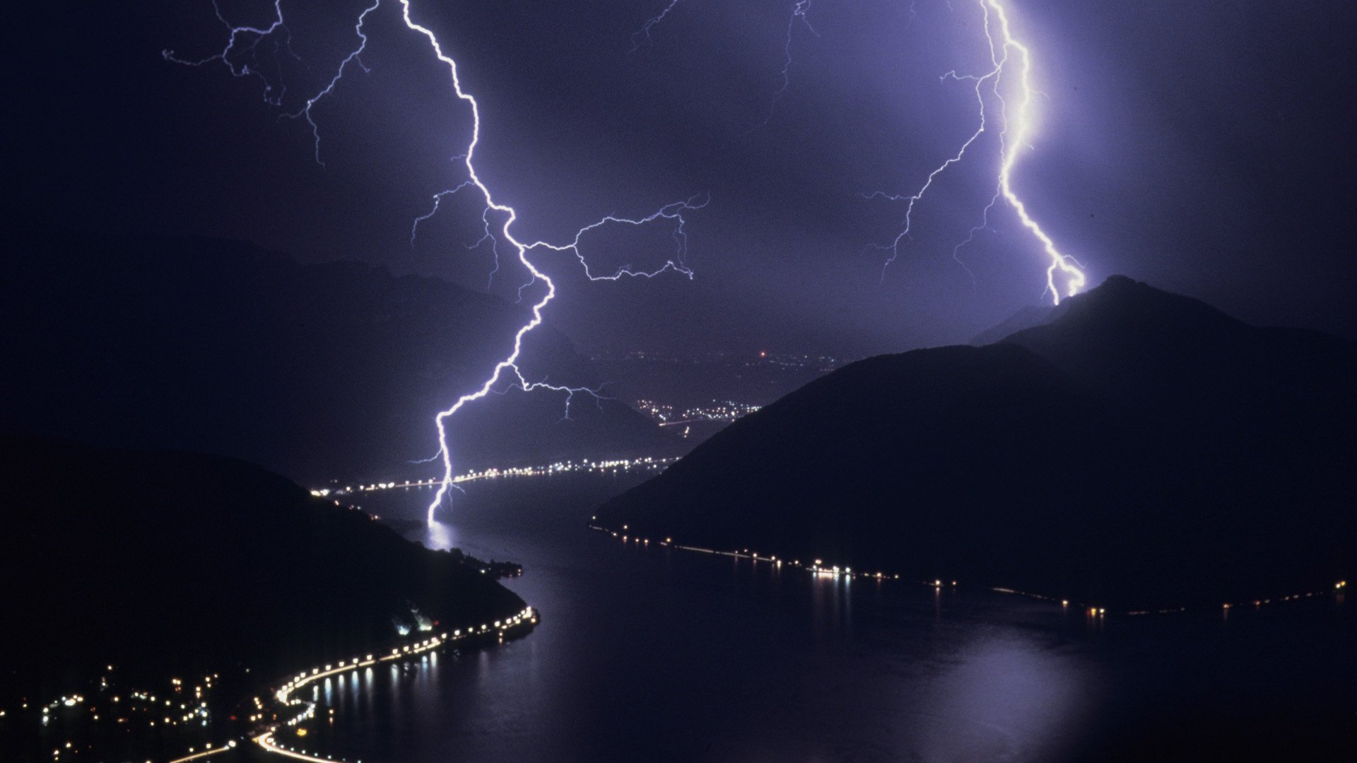 beauté nocturne rivière sinueuse foudre orage ville rivière ciel nuit lumières montagnes décharges paysage élément nature surface eau ciel nocturne lumières de la ville