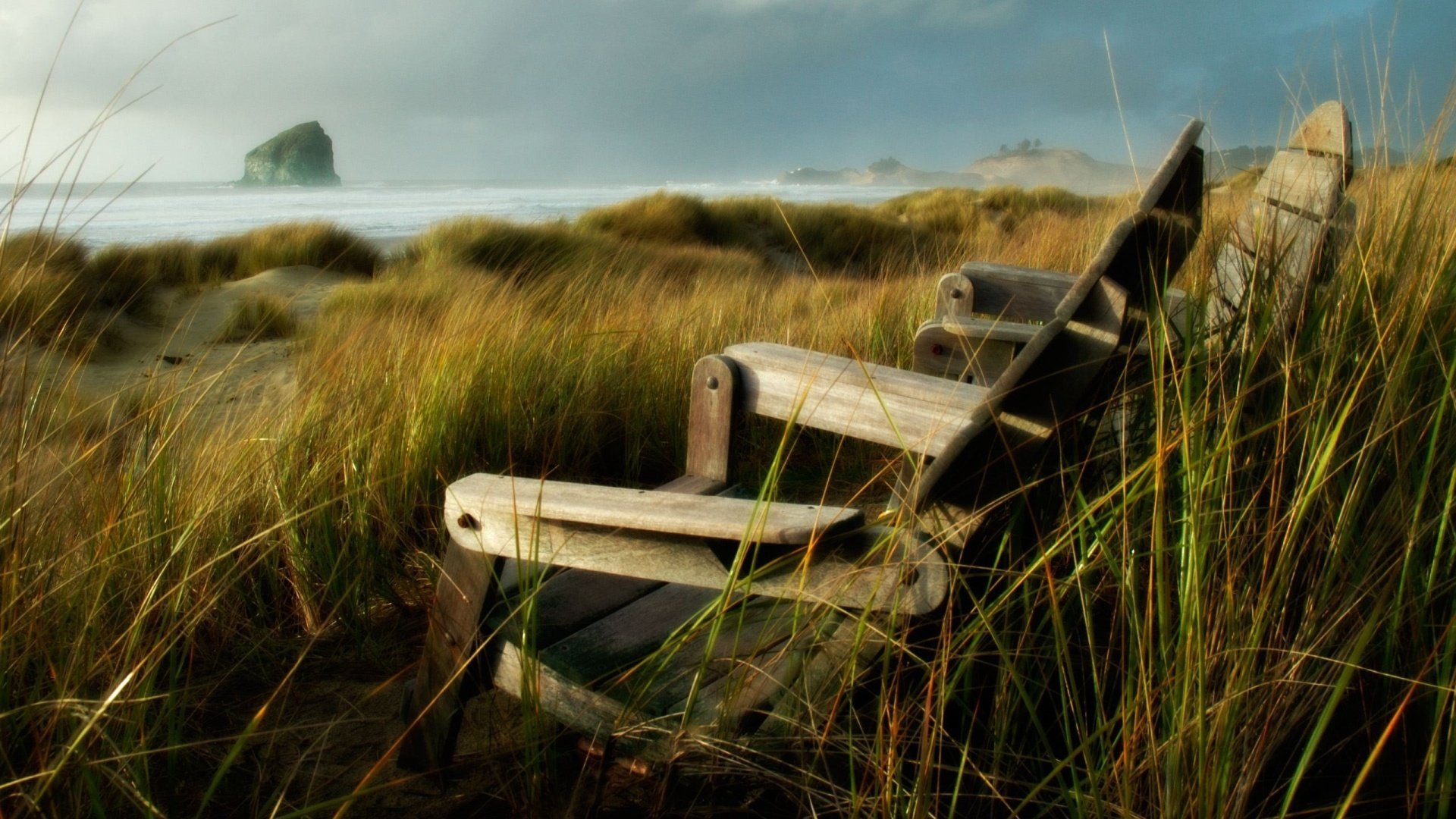 pic nic chaises herbe champ vent côte côte roche pierre mer nuageux herbe haute nature paysage