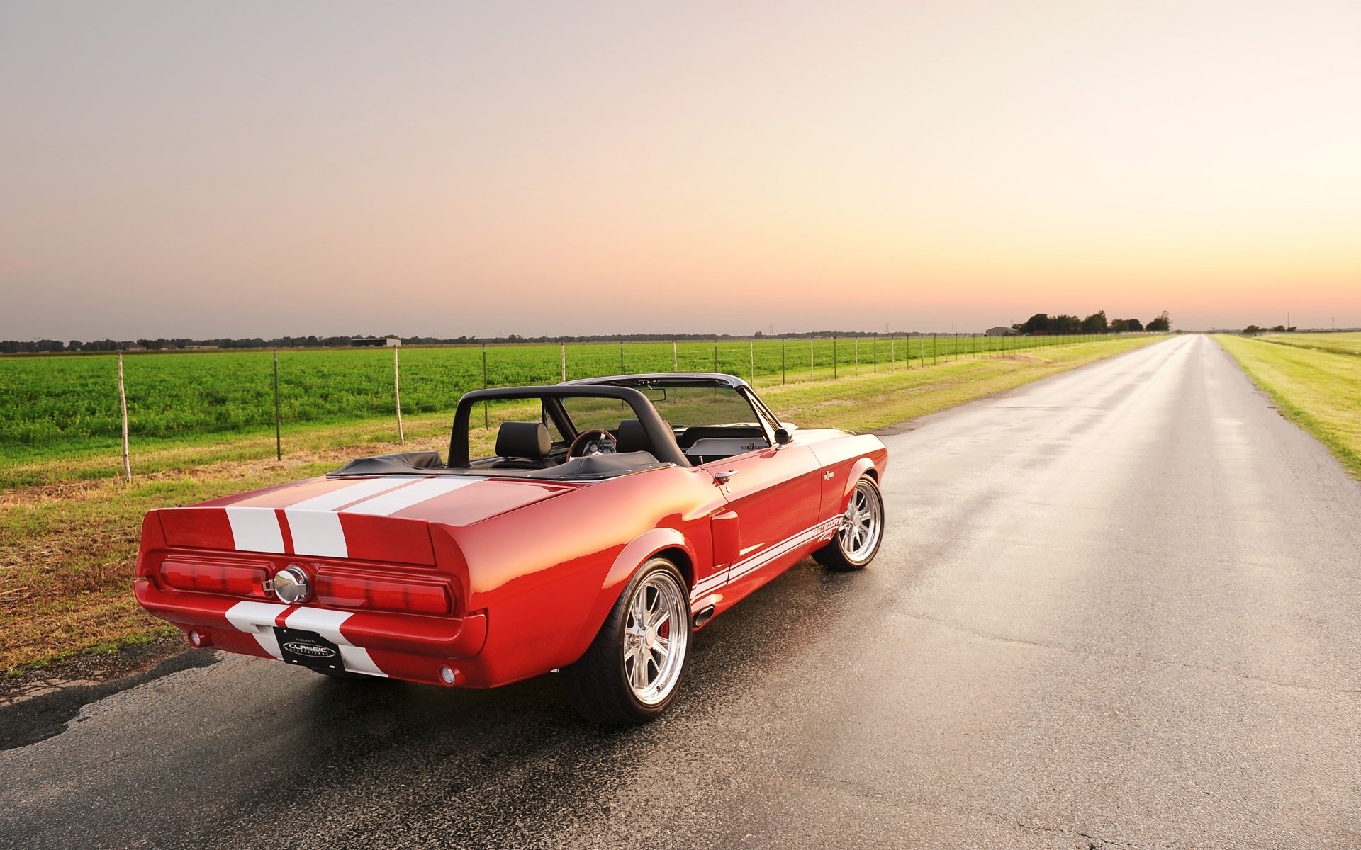 klassische recreations ford mustang shelby gt 500cr cabrio rückansicht tuning rot streifen straße feld himmel