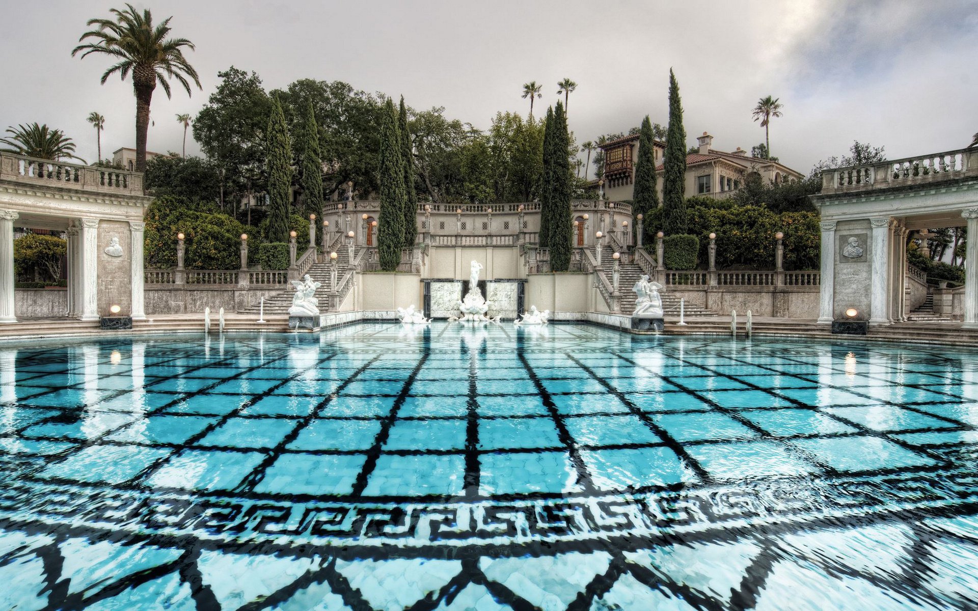 giorno cipressi statue scala palme piscina acqua alberi struttura architettura gradini parco cielo nuvole lanterne fondo palazzo casa scultura resort