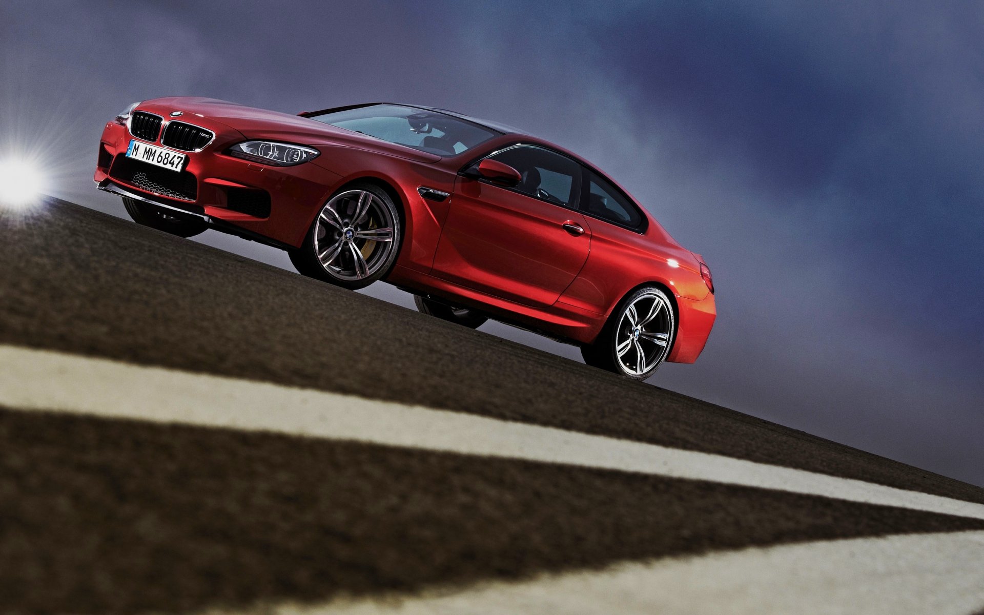 bmw m6 coupé coupe rosso vista laterale asfalto cielo bagliore sera