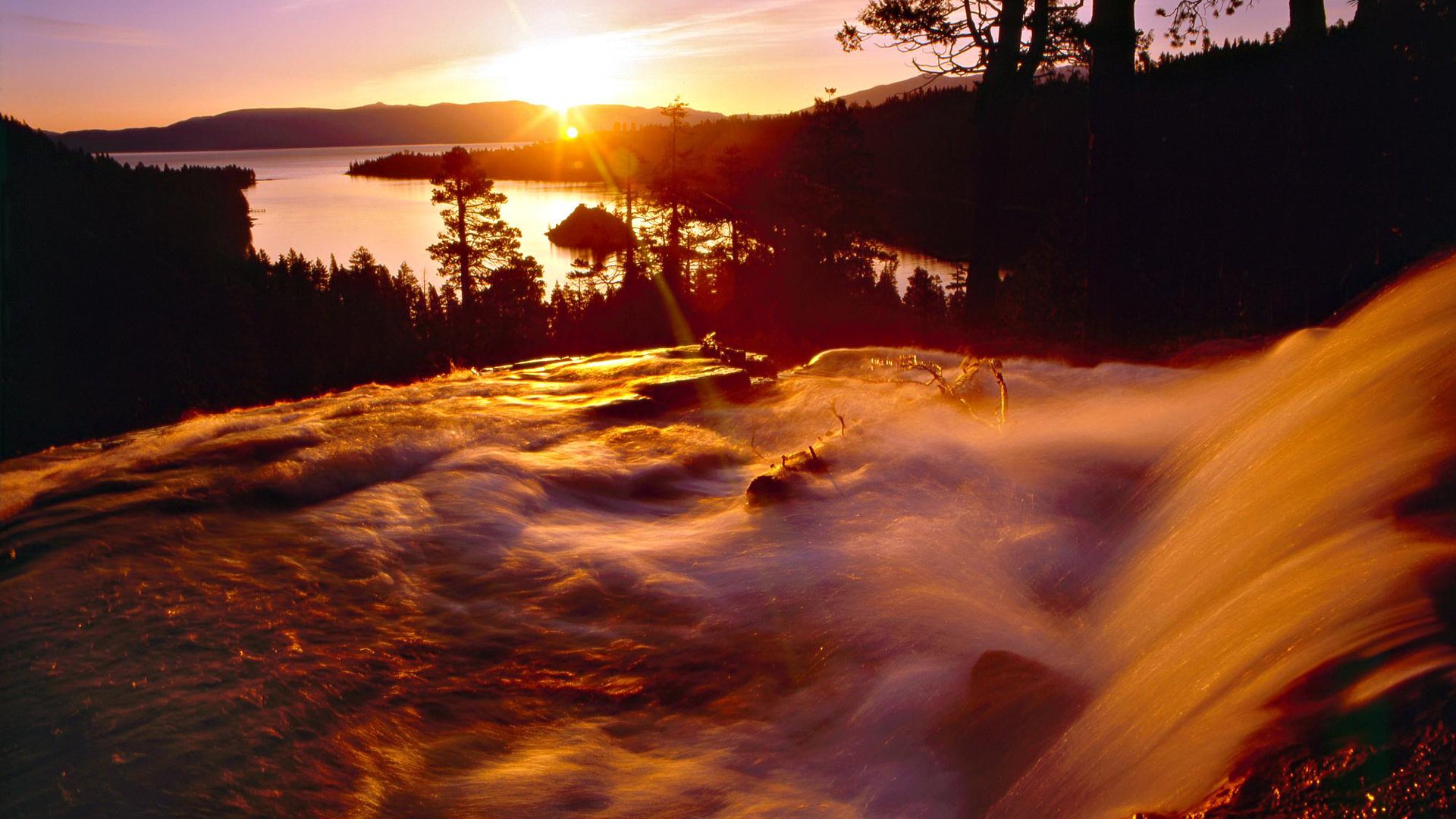 red ble coucher de soleil montagnes rivière eau cascades arbres forêt nature paysage rayons soleil soir courant éclaboussures