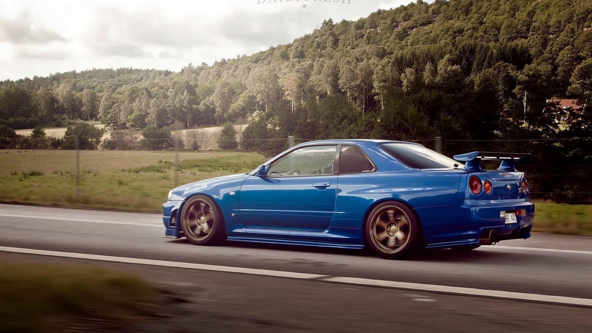 nissan nissan skyline skyline r34 gtp auto auto blau straße bäume wald