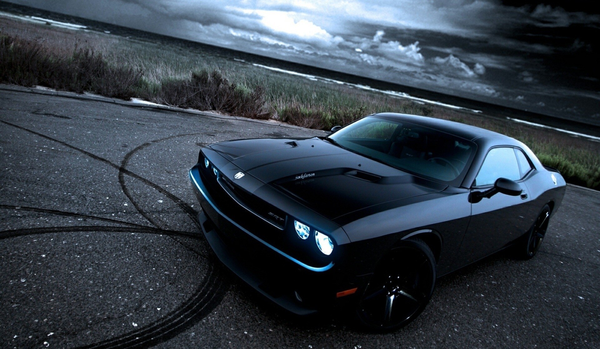 gris coche dodge challenger carretera