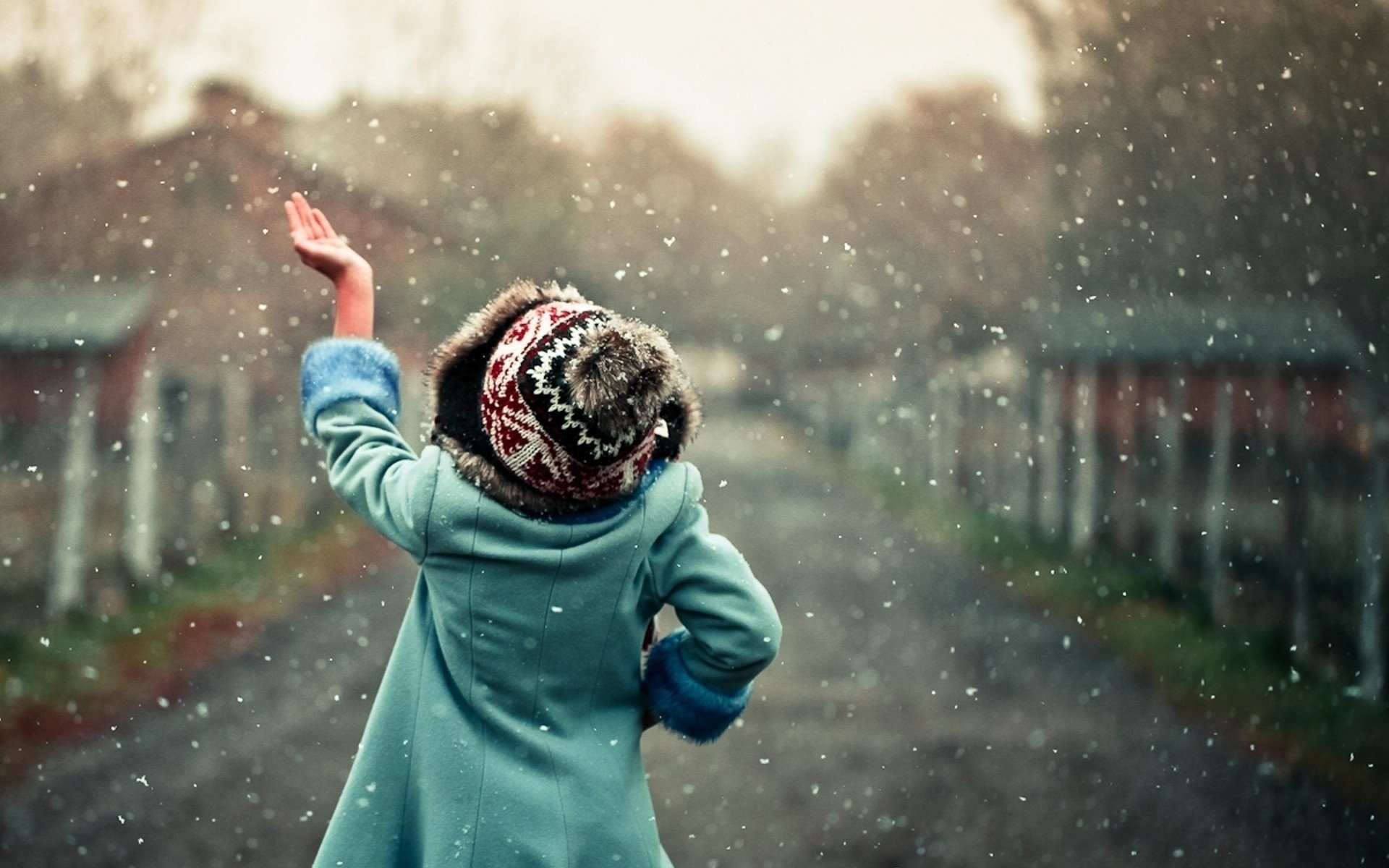 es nev enfants neige rue joie humeur fille chapeau flocons de neige manteau