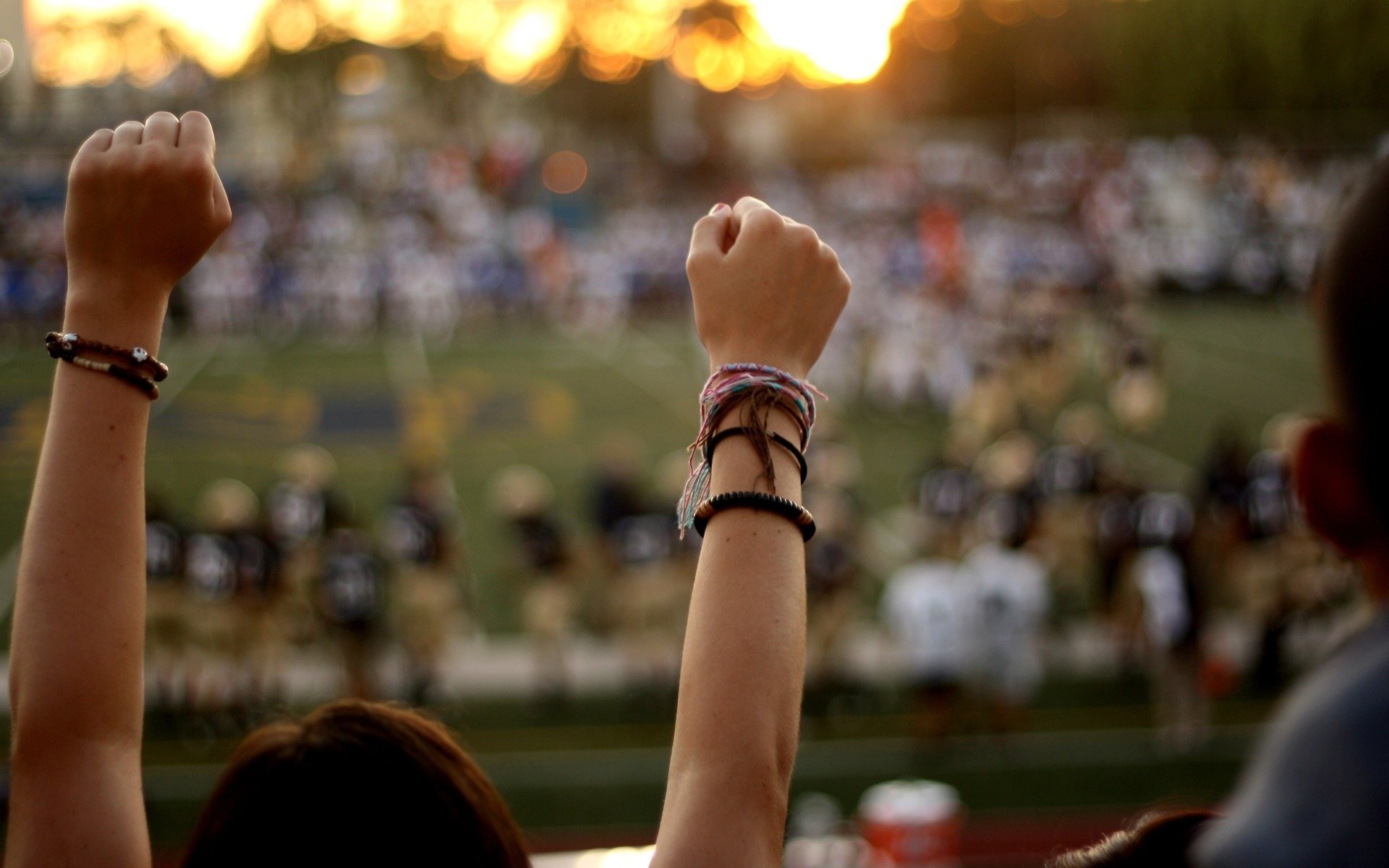 ner cov manos puños estadio alegría niñas mujeres foto pulseras fútbol béisbol sol