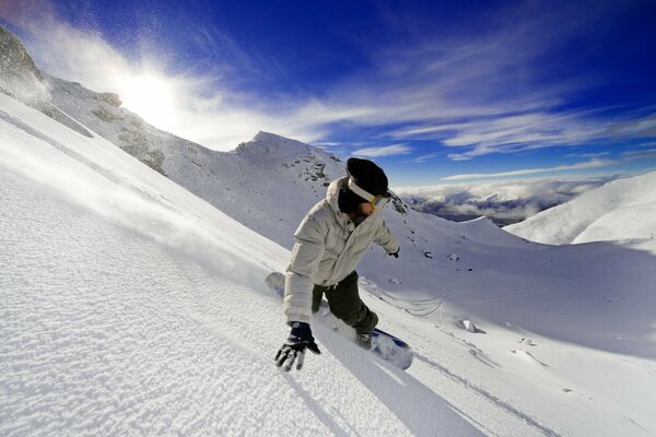 Ragazzo scende snowboard giù per la montagna