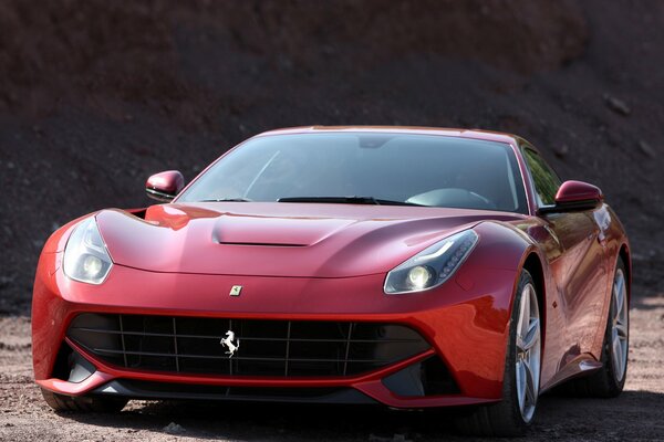 Primer plano de un Ferrari rojo en la carretera