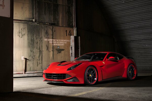 Belle voiture de course rouge sur fond sombre