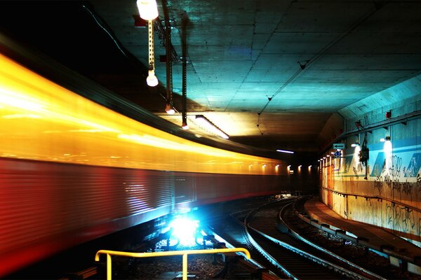Tunel metra w światłach