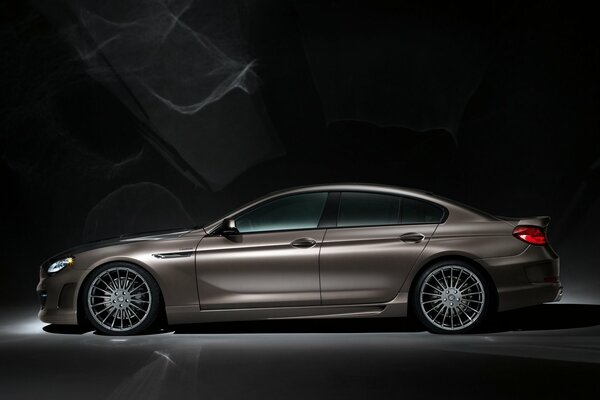 Metaliczny BMW Grand Coupe Lux widok z boku