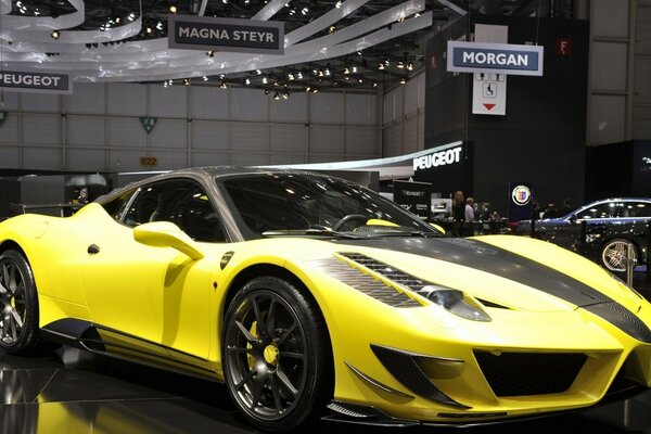 Belle Ferrari au salon de l auto sur le podium