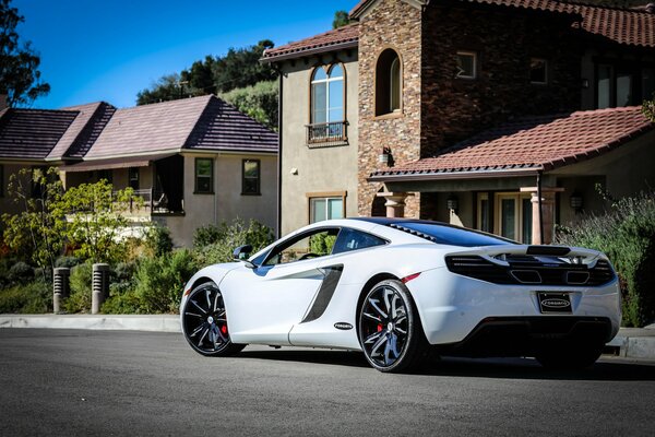 Mclaren mp4-12c Tuning Supersportwagen auf den Straßen der Stadt