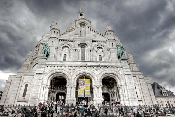 Edificio monumentale sotto un cielo scuro