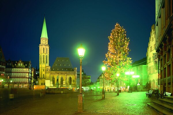 La Lanterna illumina la luce verdastra delle case e degli alberi in città