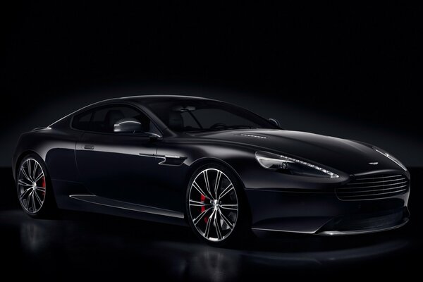 Nouvelle voiture de course élégante de luxe Aston Martin