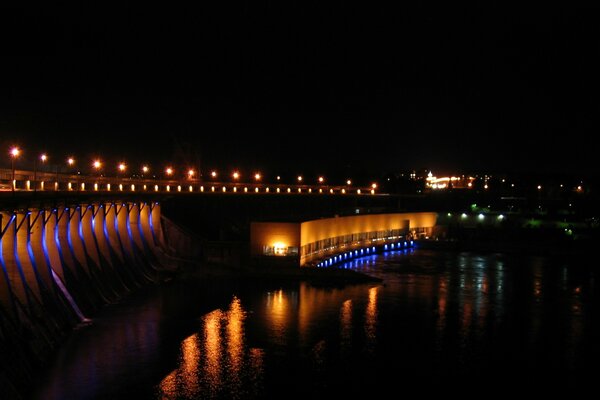 Presa en Zaporozhye por la noche